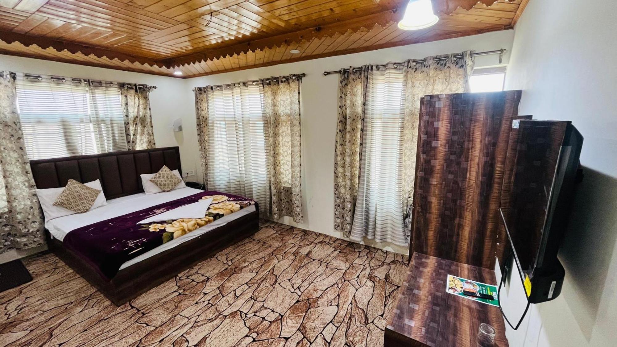 Riverwood Hotel 2*