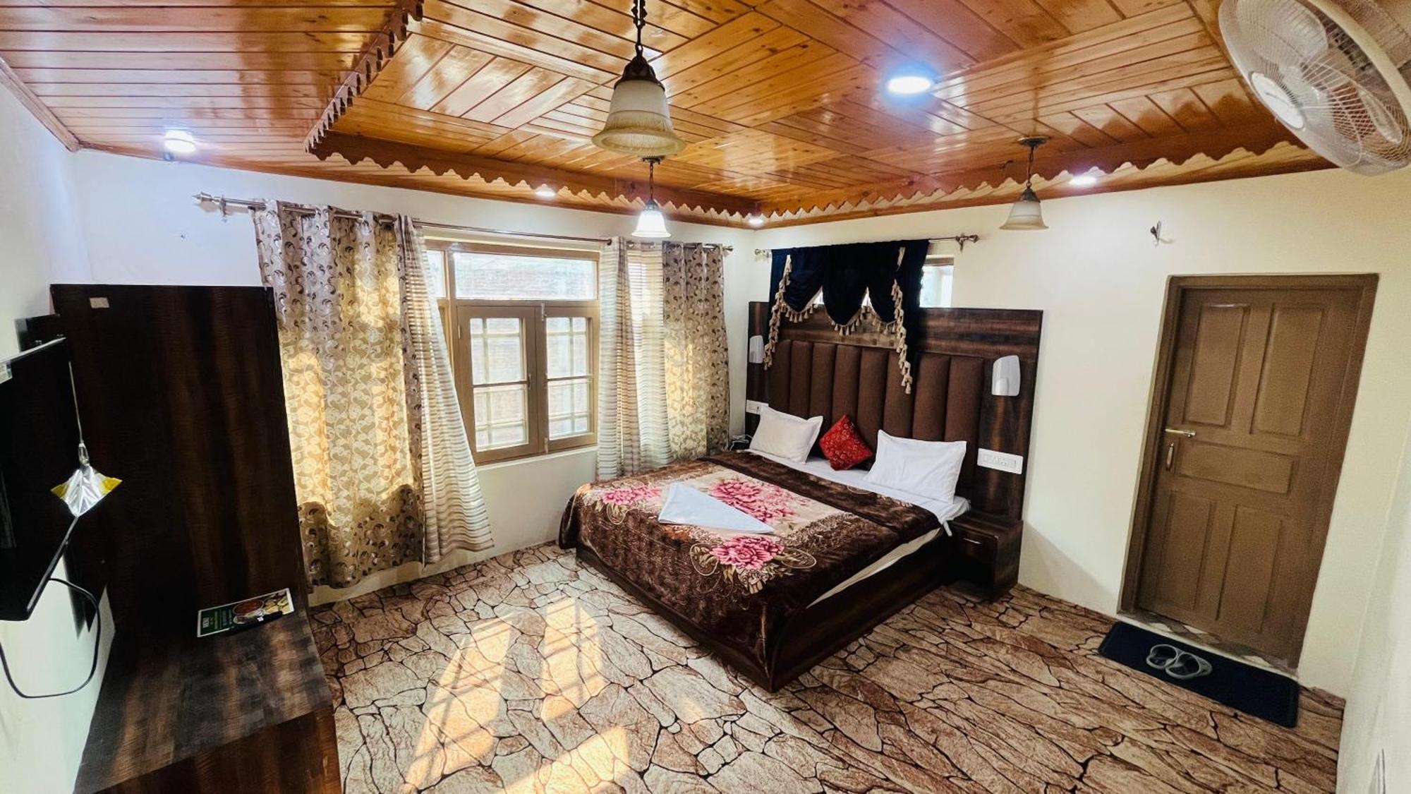 Hotel Riverwood Srinagar (Jammu and Kashmir)