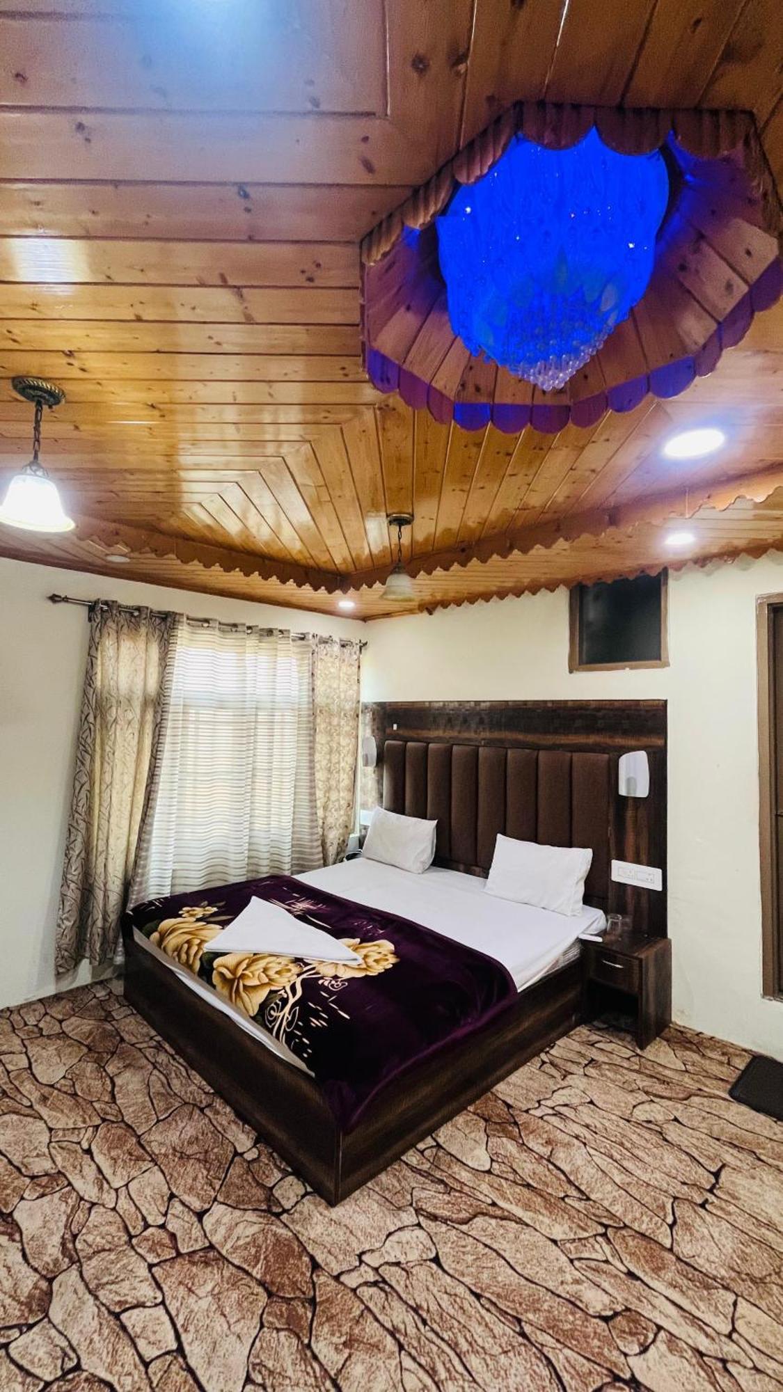 Hotel Riverwood Srinagar (Jammu and Kashmir)