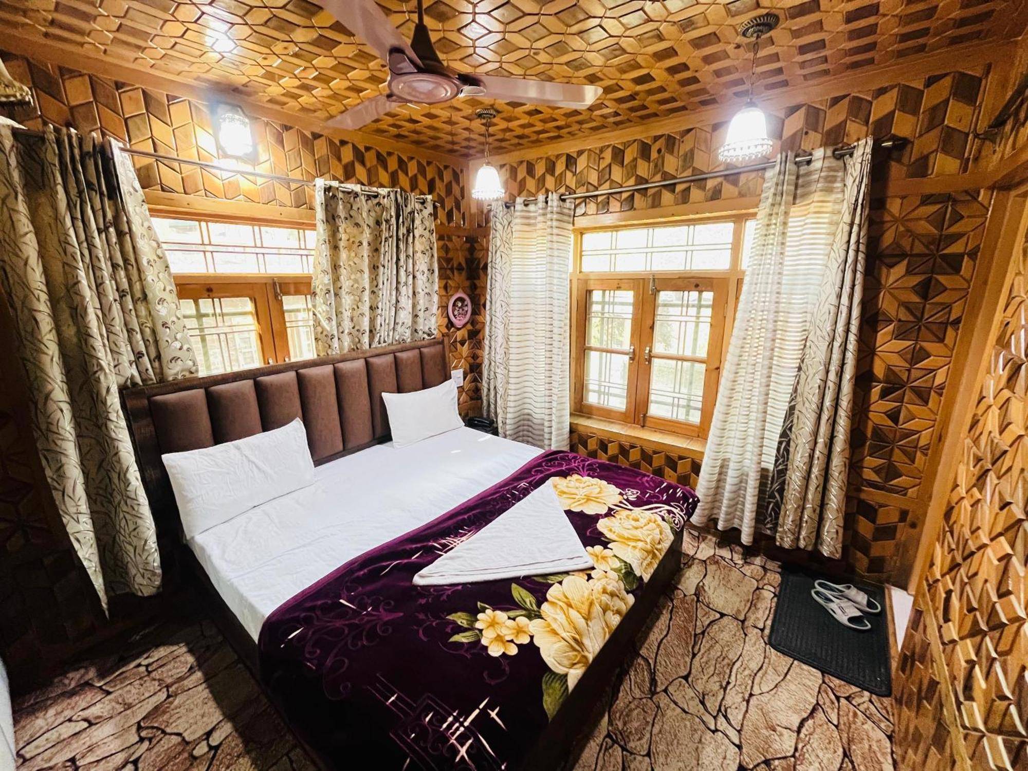 Hotel Riverwood Srinagar (Jammu and Kashmir)