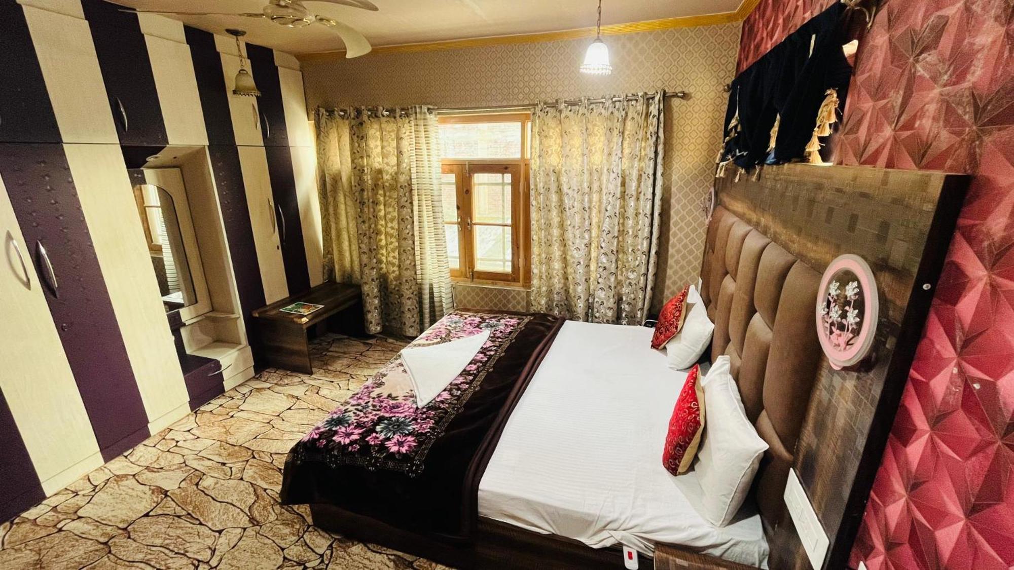 Riverwood Hotel 2*