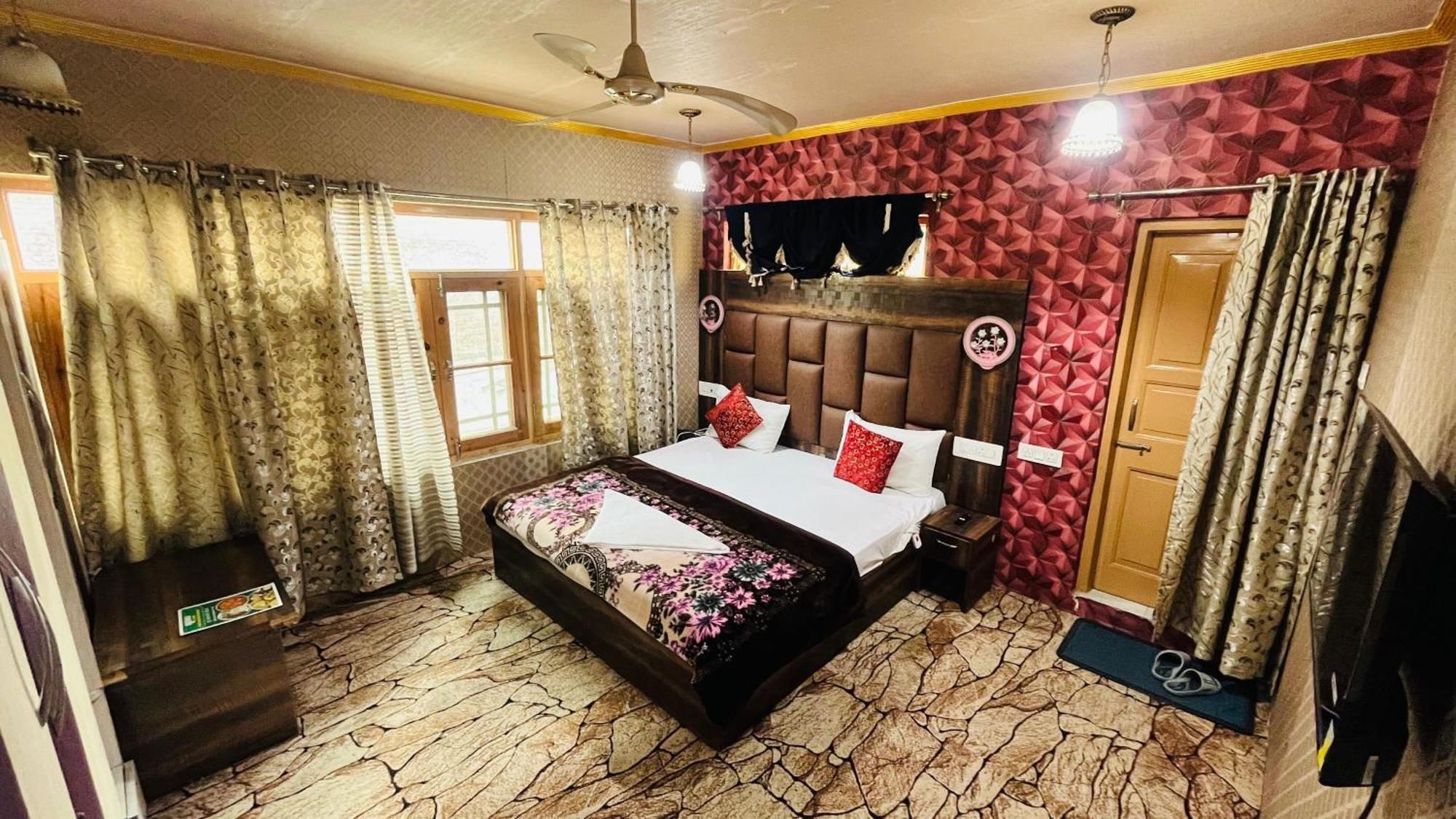 Riverwood 2* Srinagar (Jammu and Kashmir)