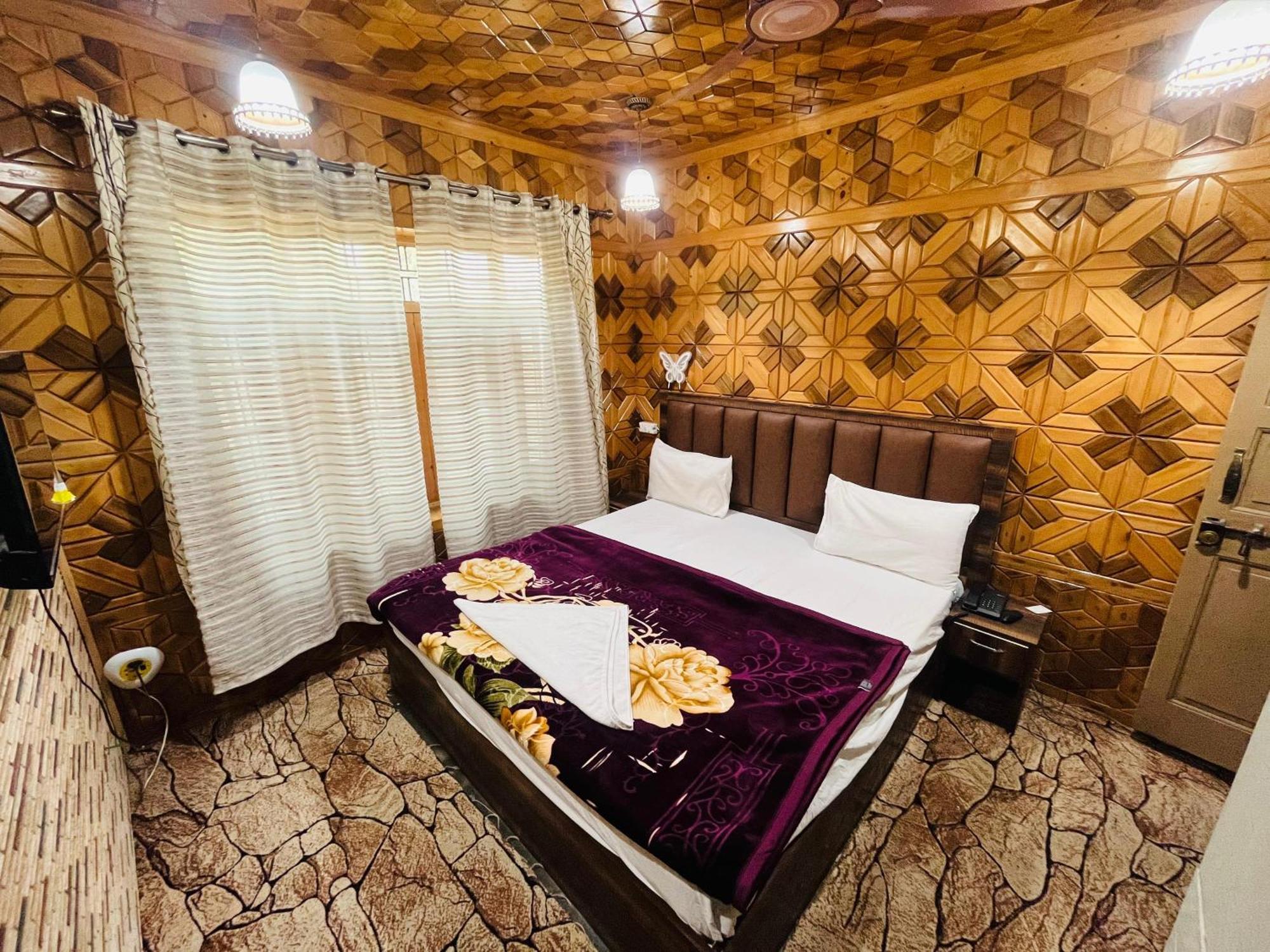 Hotel Riverwood Srinagar (Jammu and Kashmir)