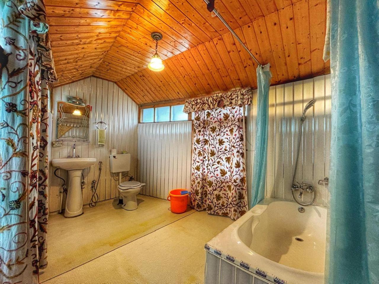 White House Group Of Houseboats