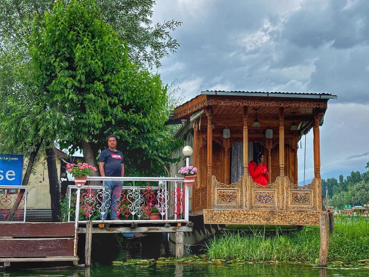 Botel White House Group Of Houseboats