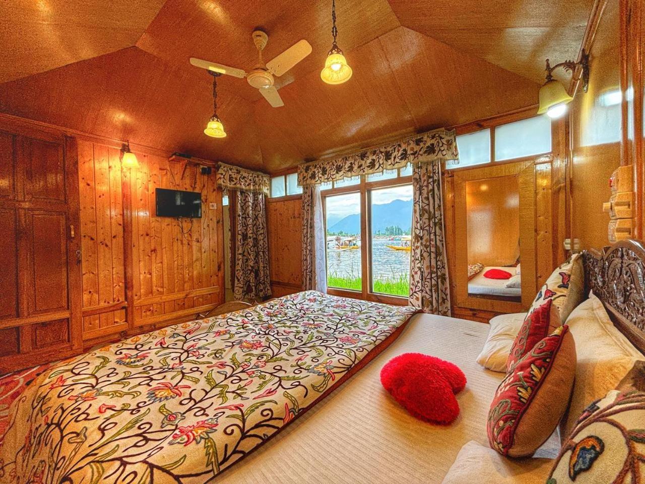 White House Group Of Houseboats Botel 3*