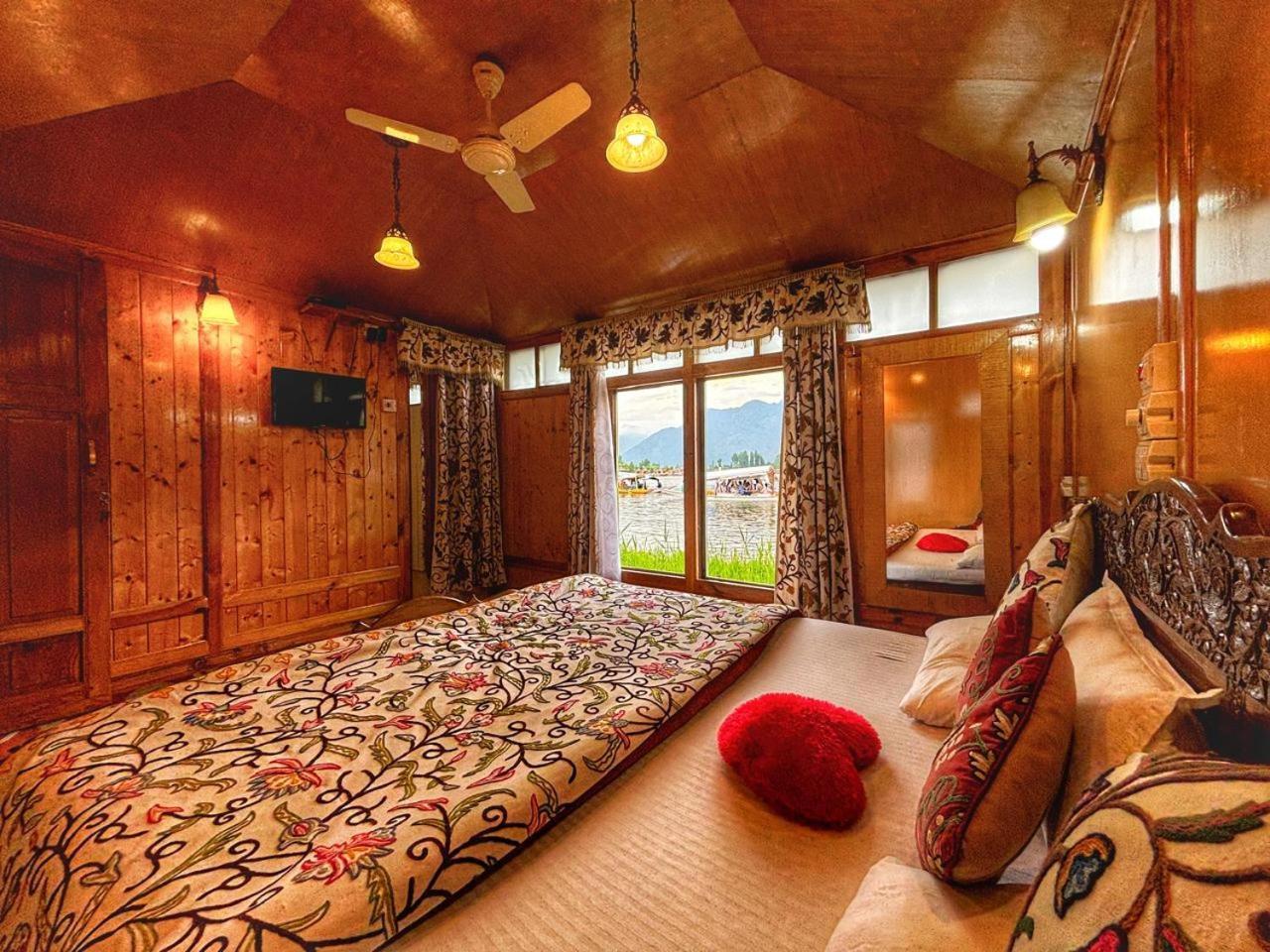White House Group Of Houseboats 3*