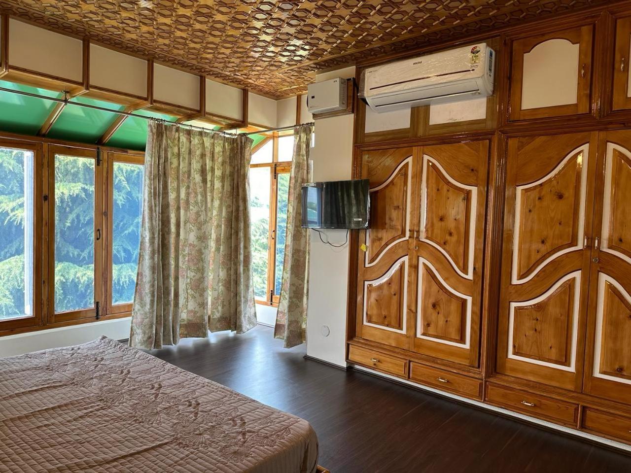 Redwood * Srinagar (Jammu and Kashmir)