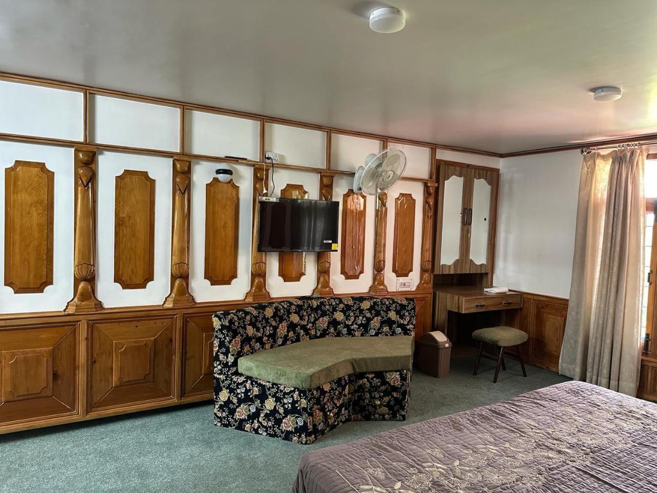 Guest house Redwood Srinagar (Jammu and Kashmir)