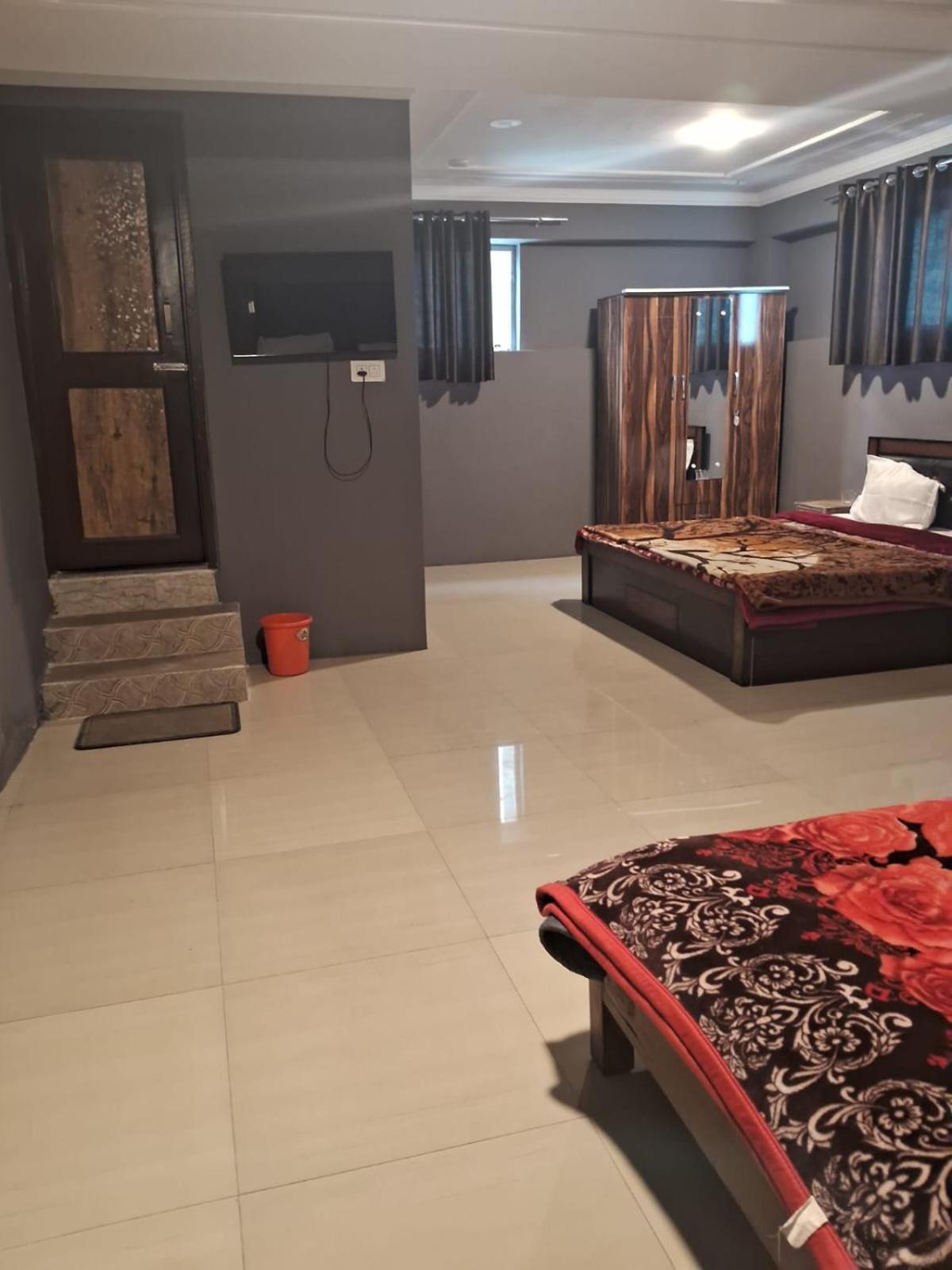 Solitaire Guest house Srinagar (Jammu and Kashmir)