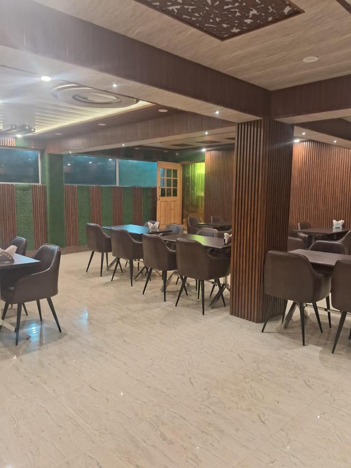 Solitaire Guest house Srinagar (Jammu and Kashmir)