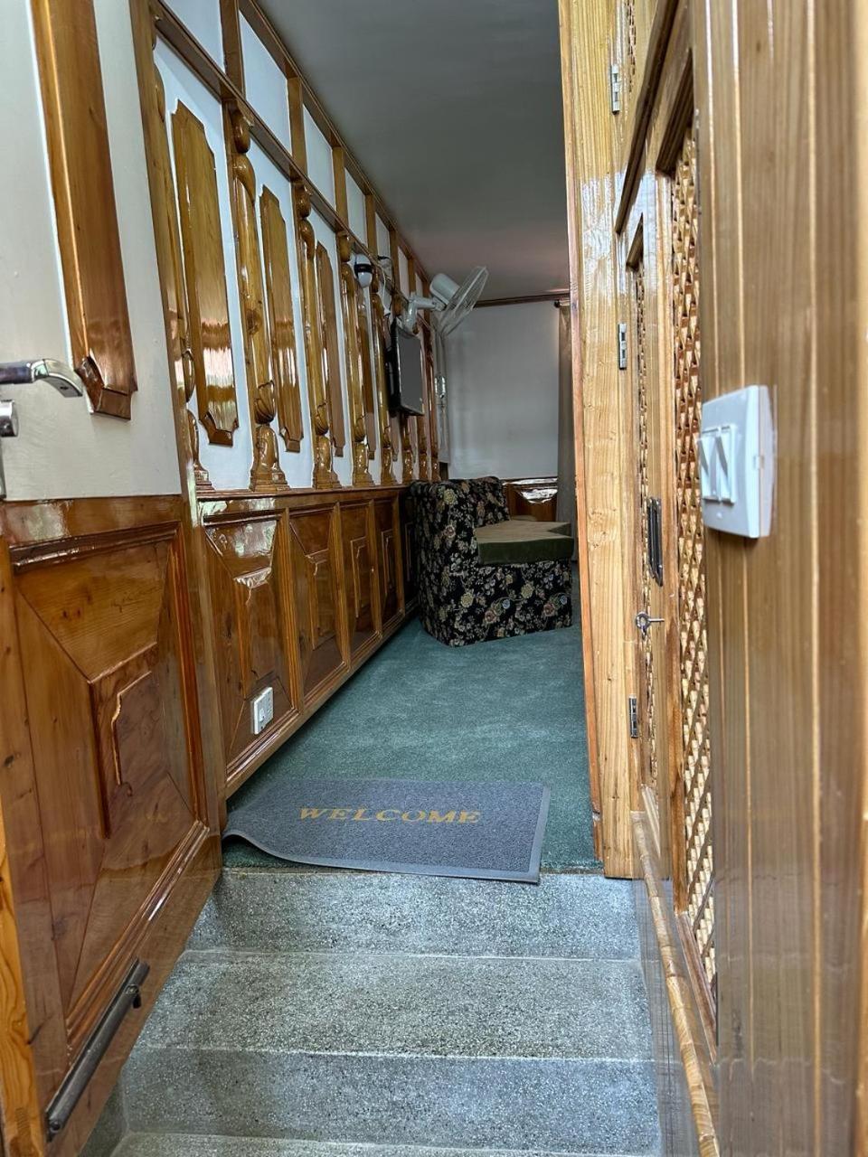 Redwood Guest house Srinagar (Jammu and Kashmir)