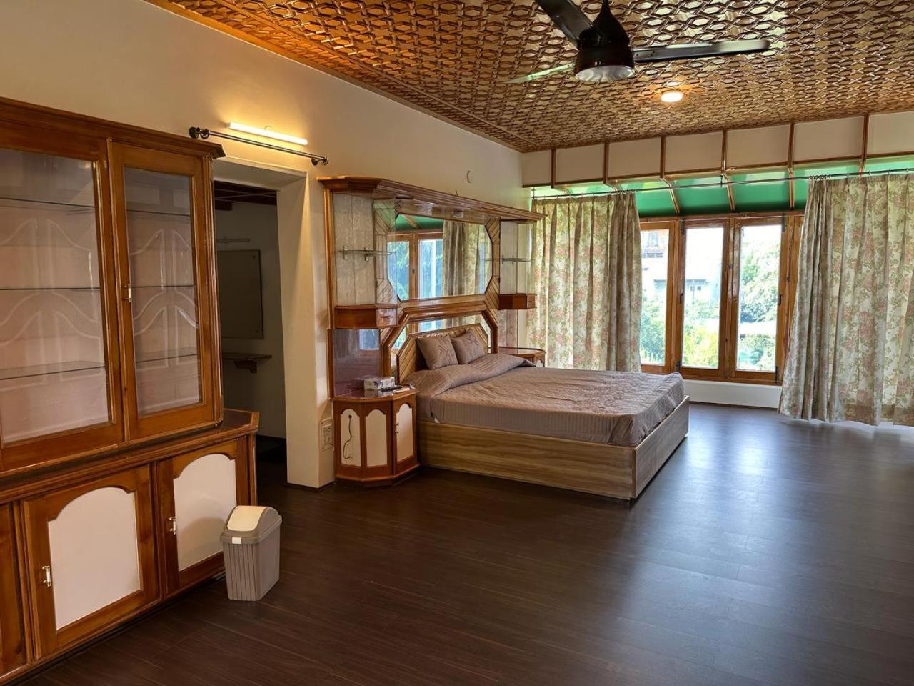 Redwood Guest house Srinagar (Jammu and Kashmir)