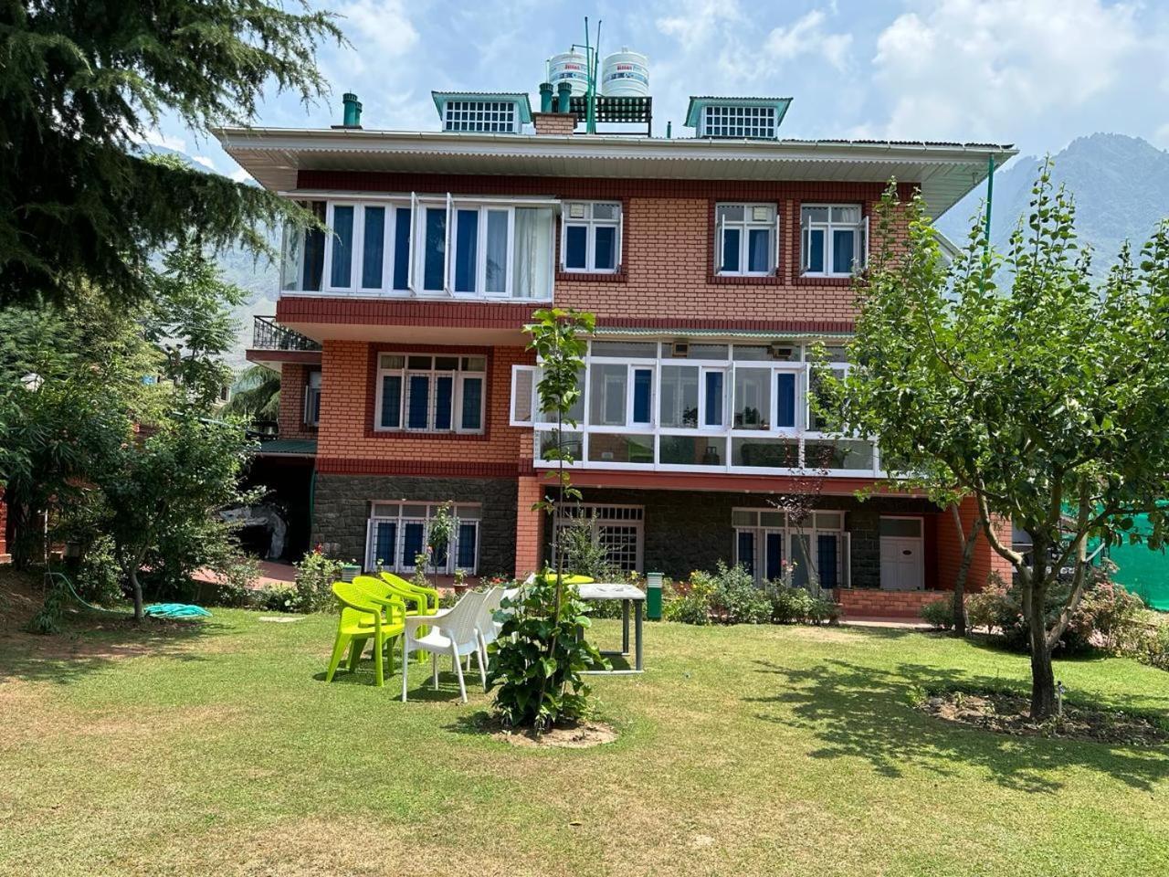 Guest house Redwood Srinagar (Jammu and Kashmir)