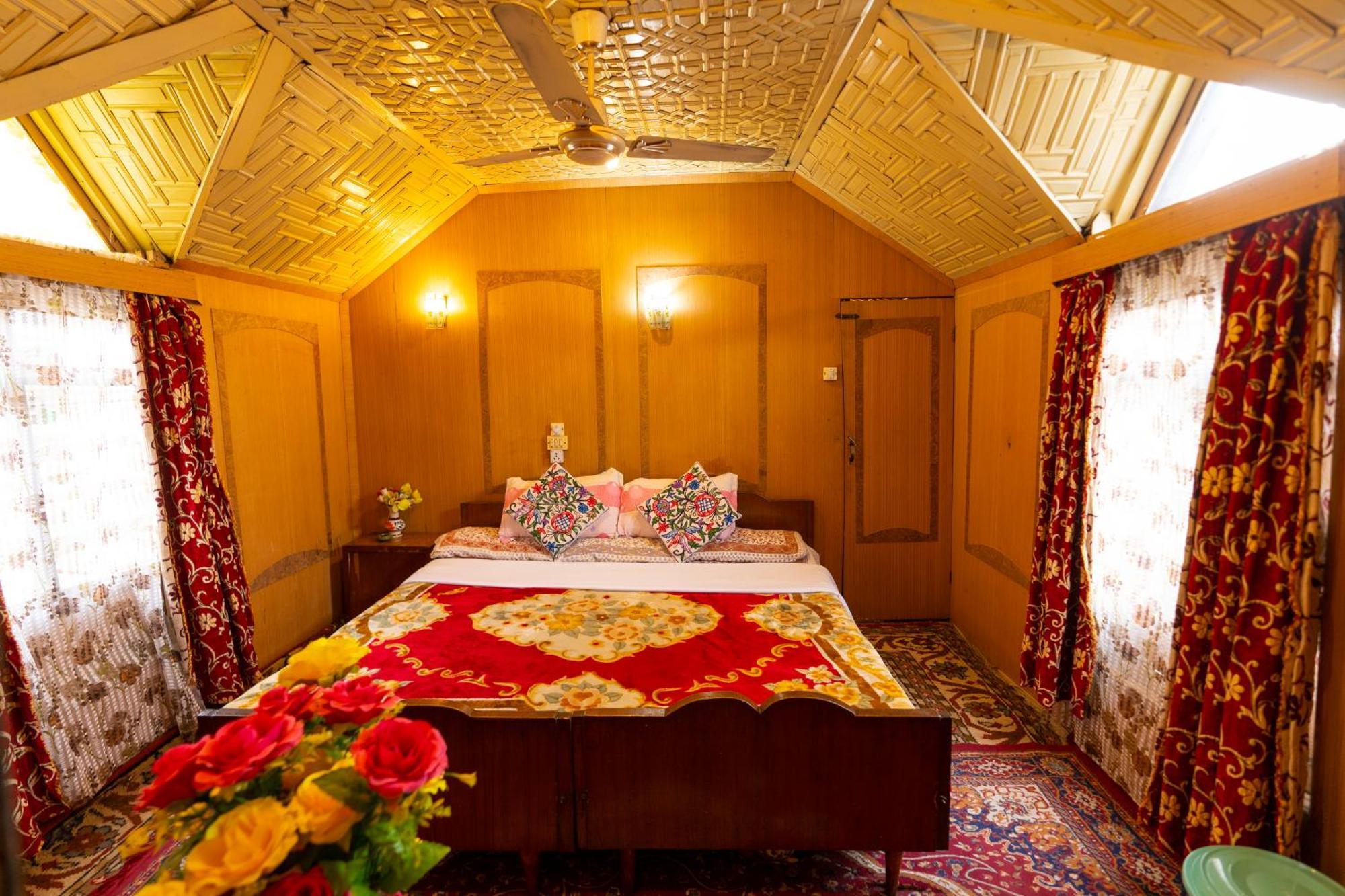 The Altaf Group Of Houseboats Botel