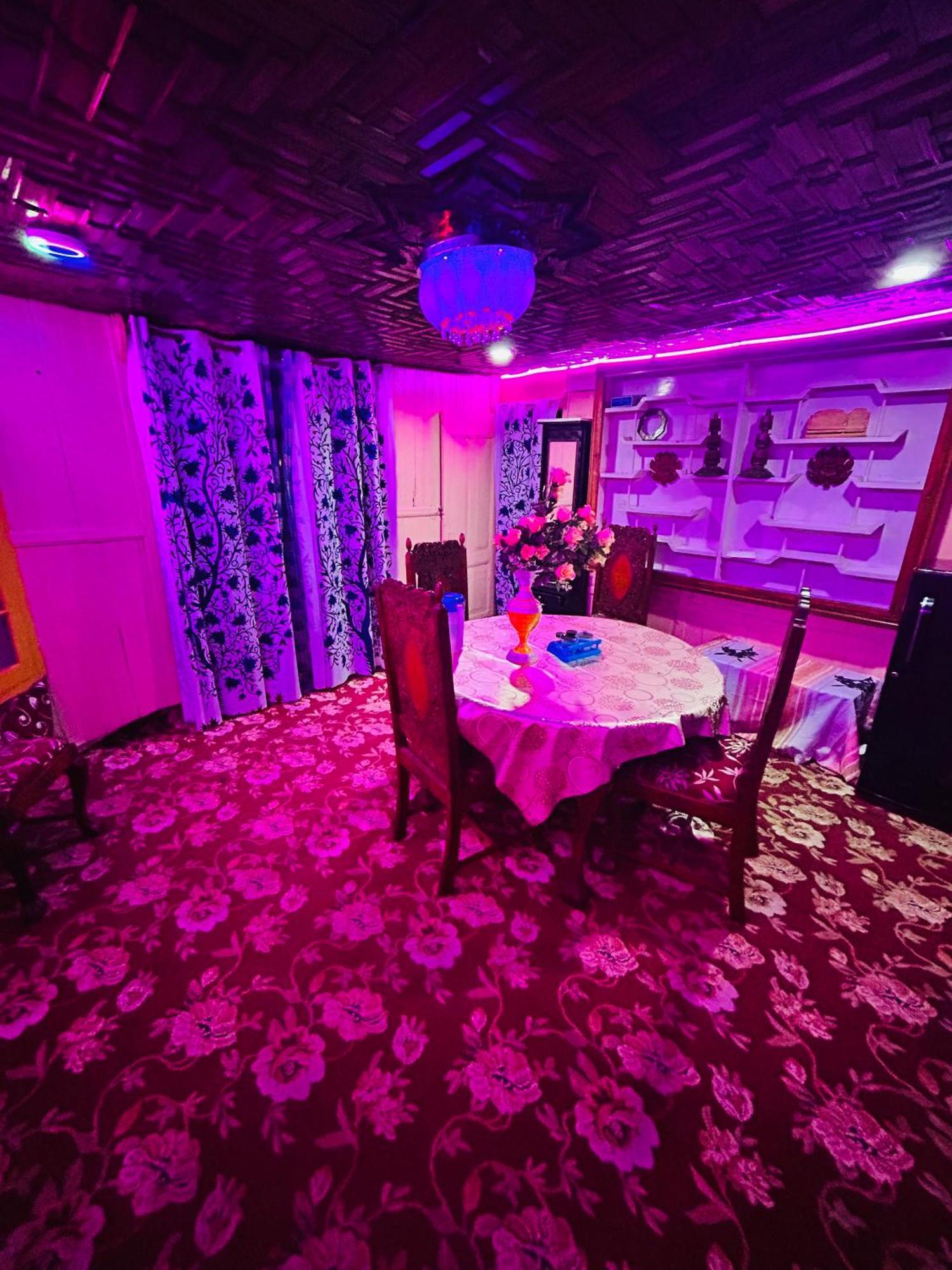 The Altaf Group Of Houseboats Botel