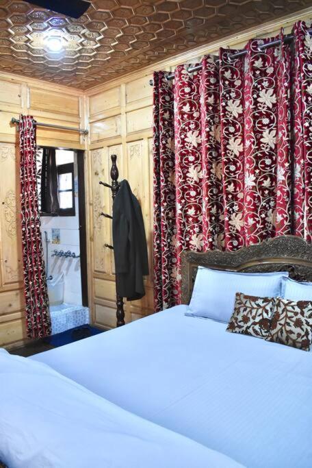 Wani Spaces Guest house Srinagar (Jammu and Kashmir)