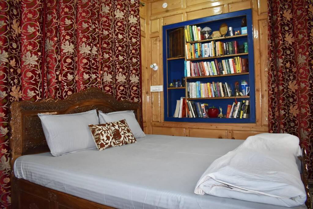 Wani Spaces Guest house Srinagar (Jammu and Kashmir)