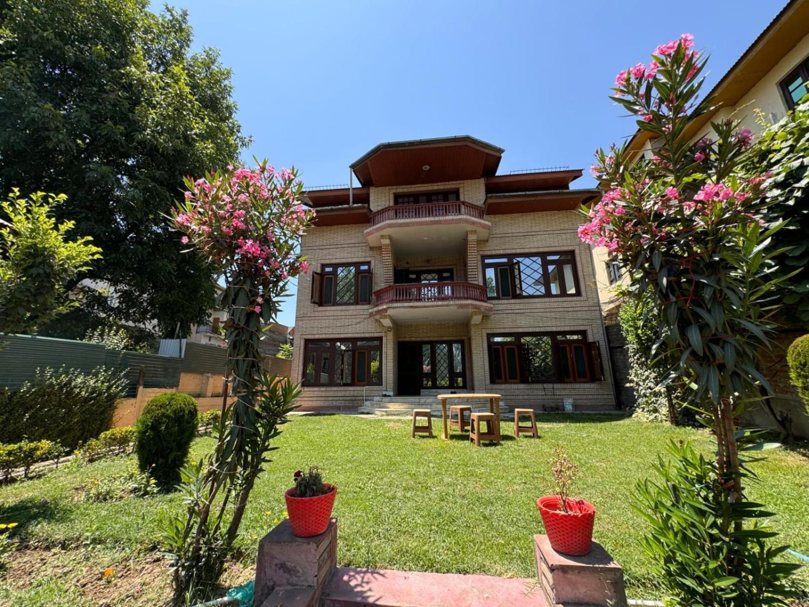 Maqsoom I Entire Near Airport And Dal Srinagar (Jammu and Kashmir)