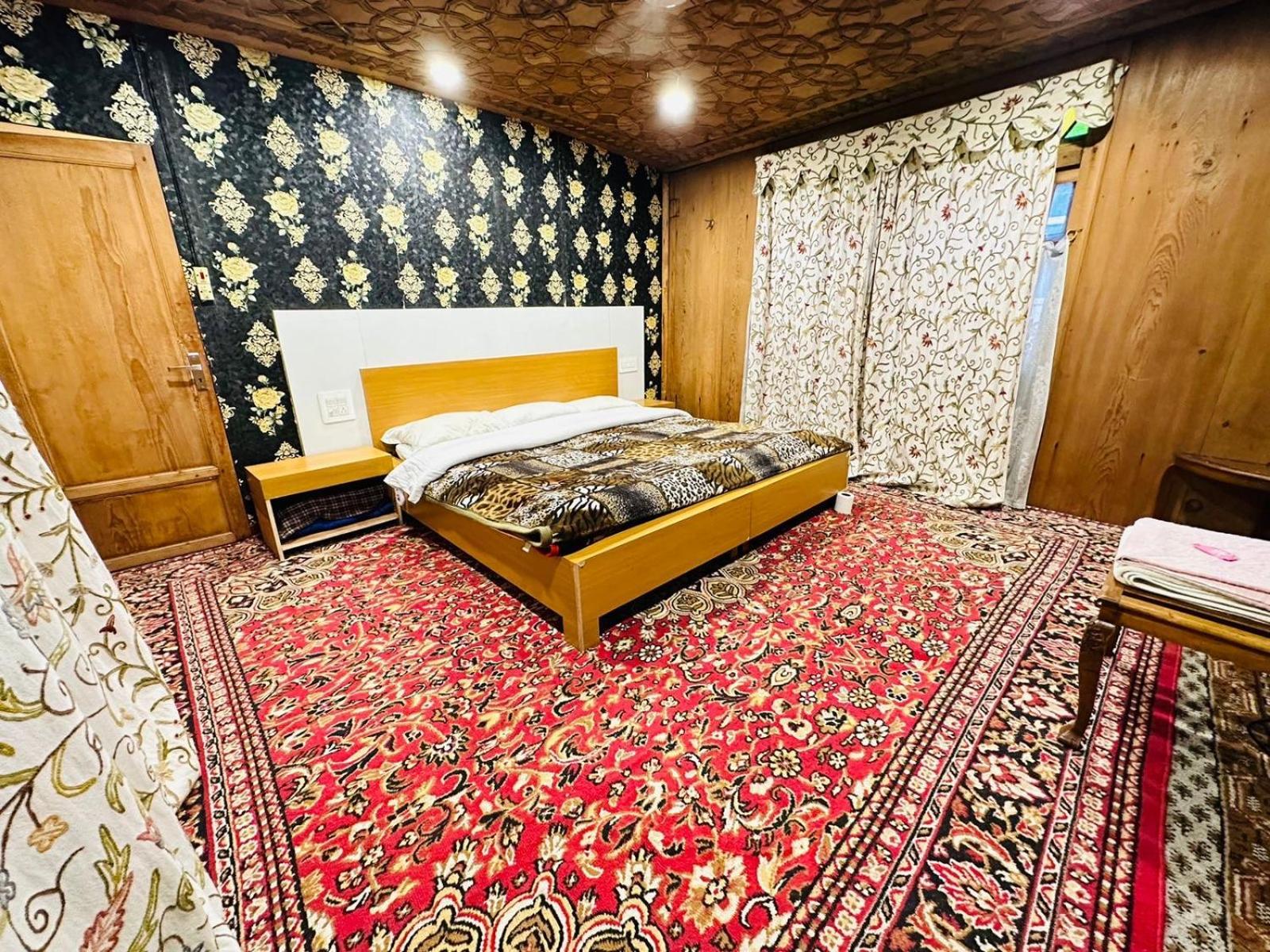 Hayat Group Of Houseboats Botel Srinagar (Jammu and Kashmir)