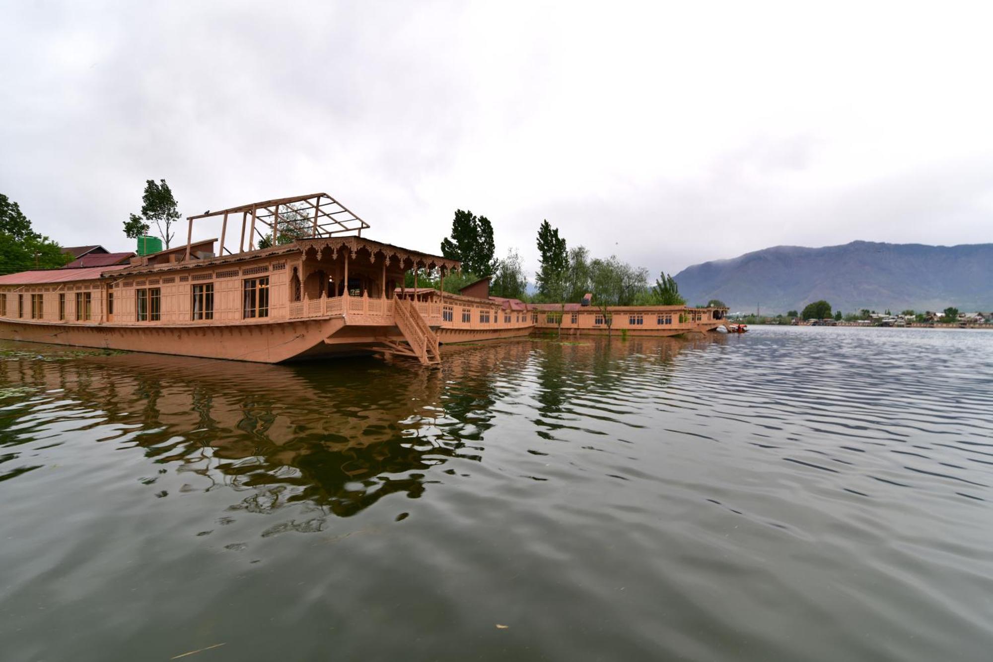 Houseboat Inshallah Botel 4*