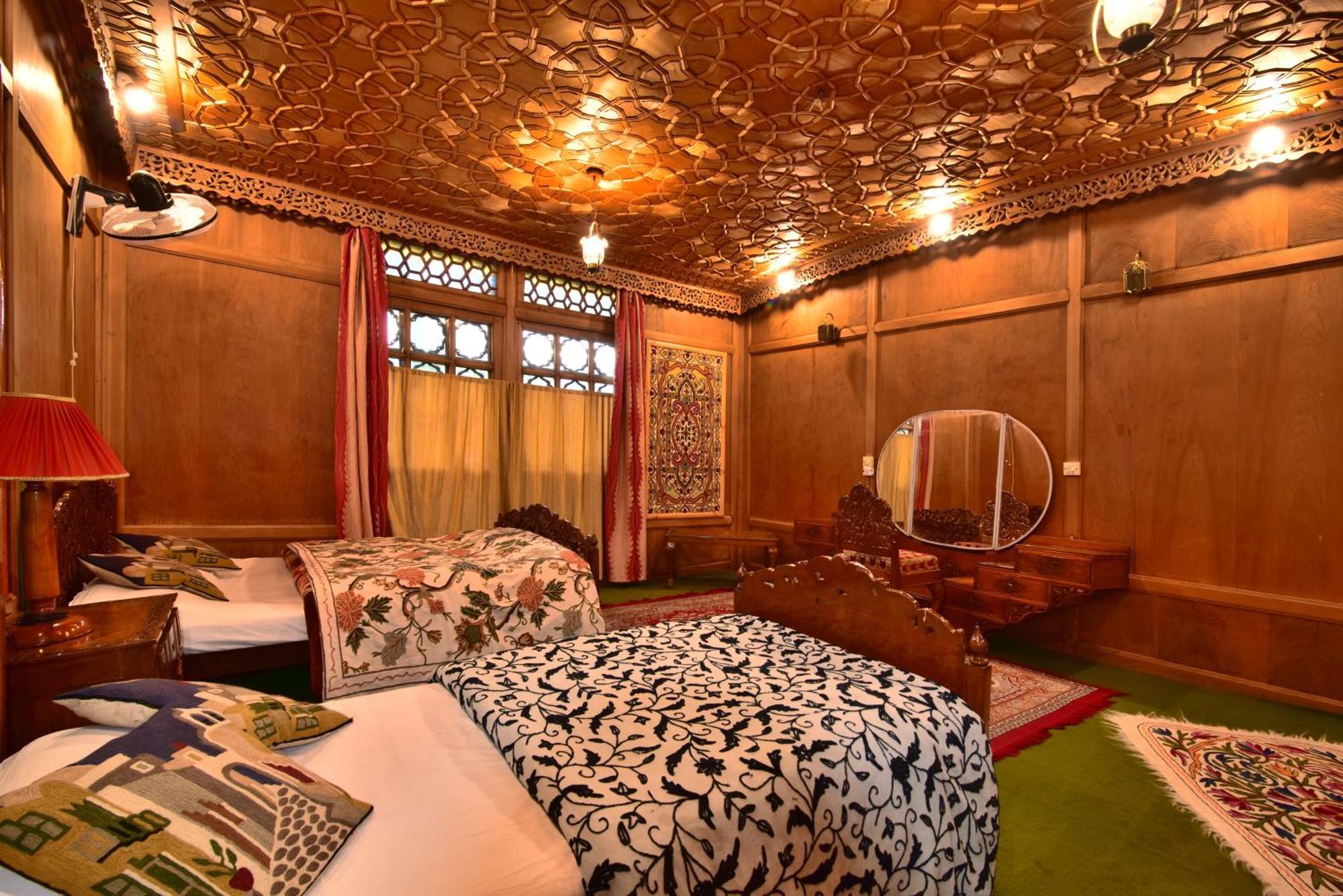 Houseboat Inshallah 4*