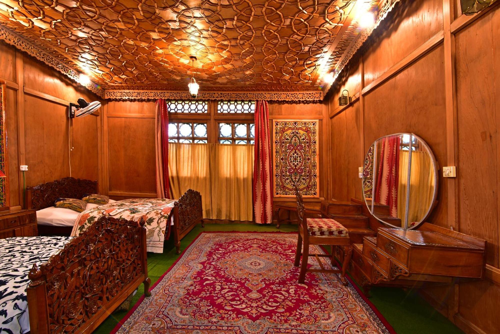 Houseboat Inshallah Botel 4*