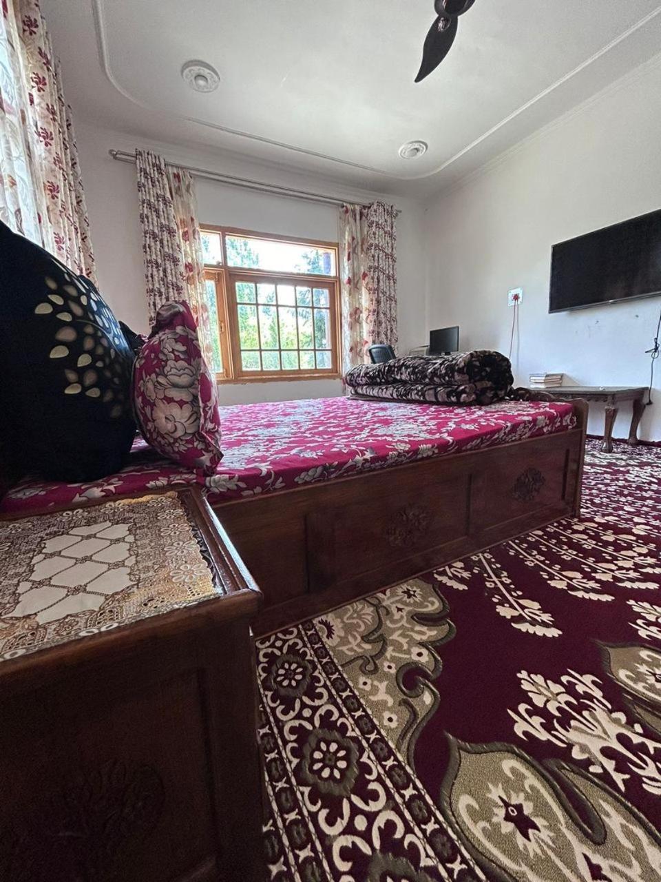 Zikra * Srinagar (Jammu and Kashmir)