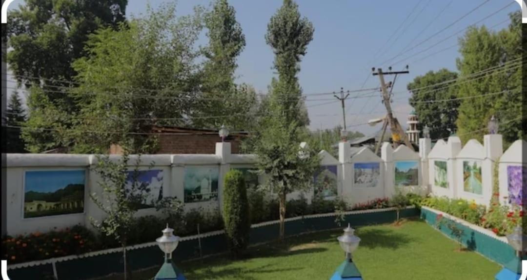 Gulab * Srinagar (Jammu and Kashmir)
