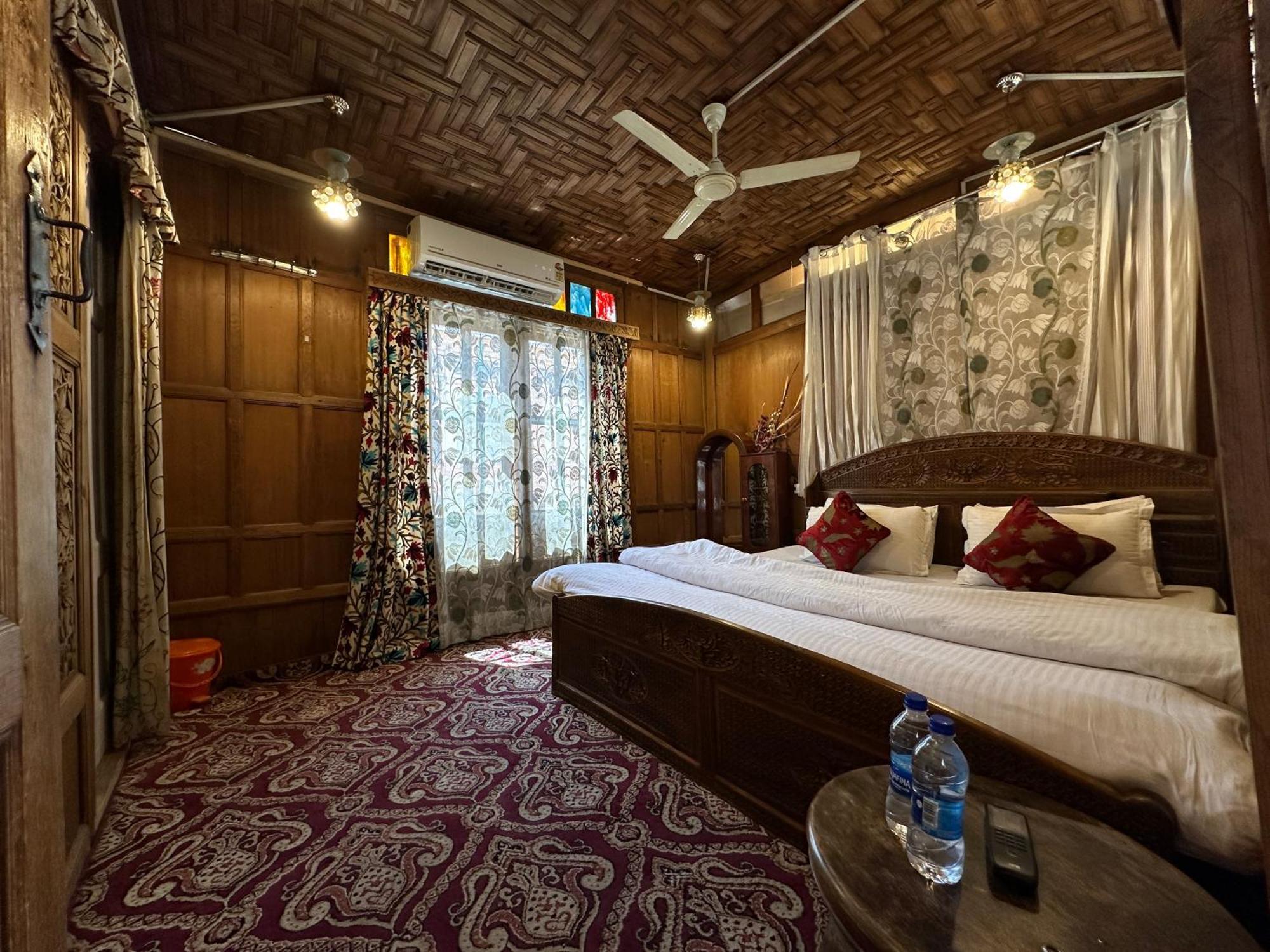 Palace Group Of House Boats 3*