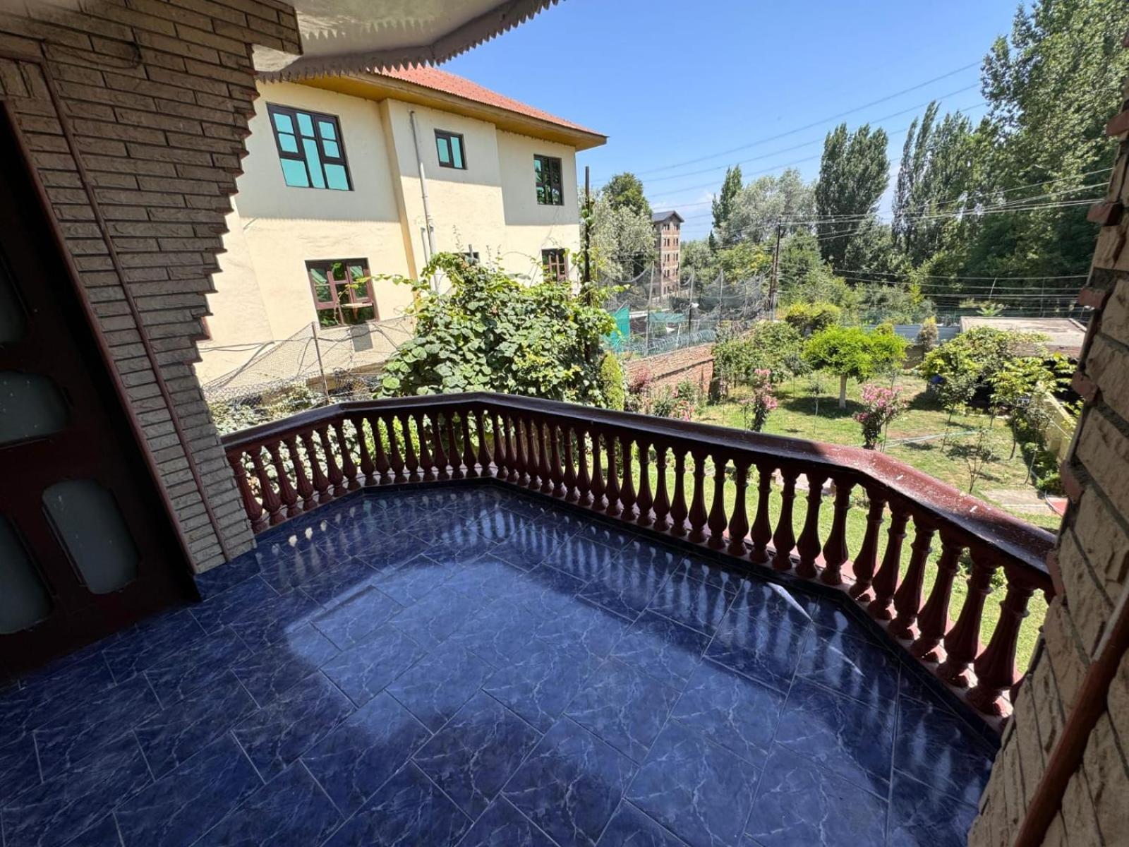 Maqsoom I Entire Near Airport And Dal Srinagar (Jammu and Kashmir)