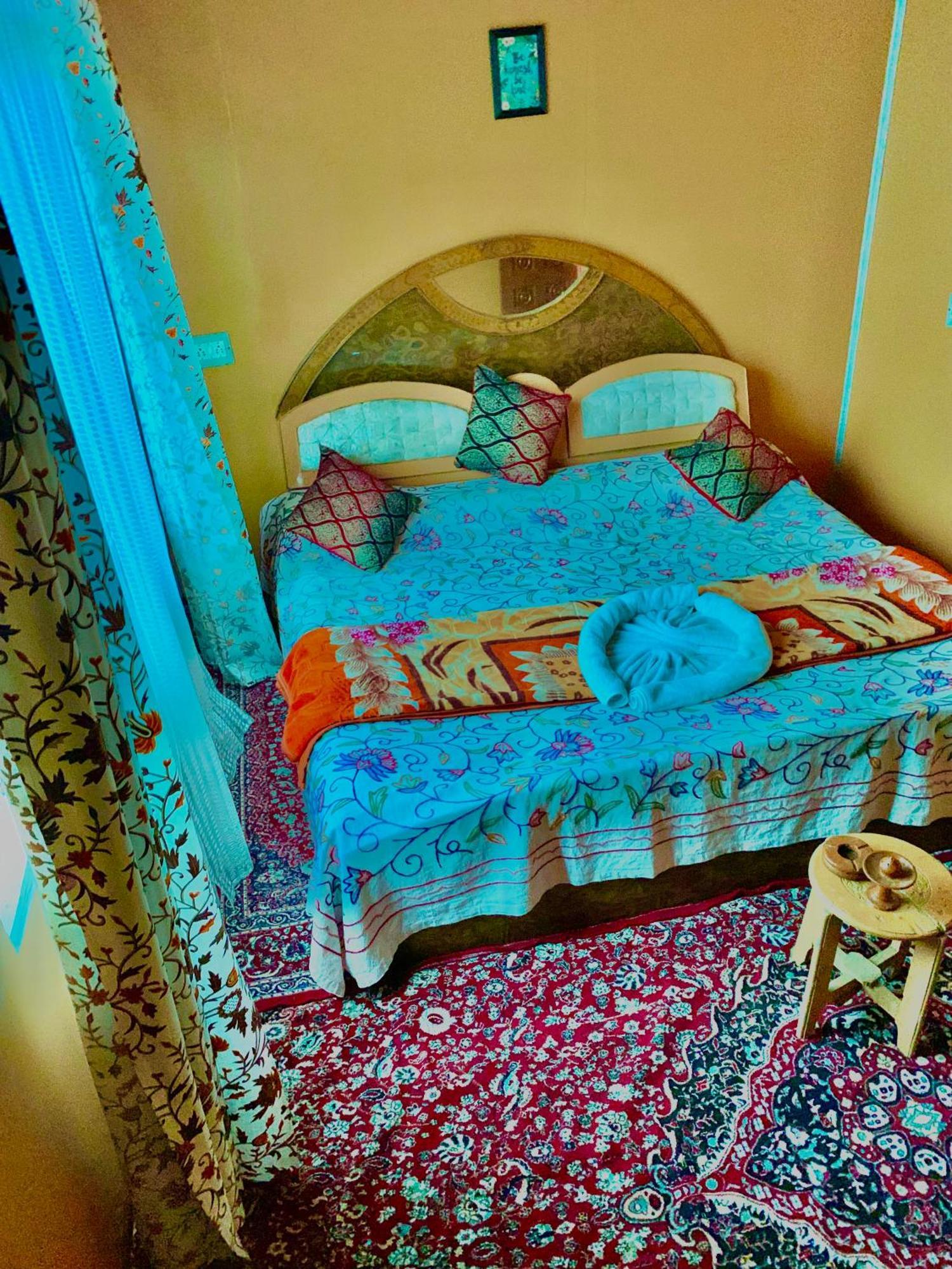 Botel Farooq Biloo Palace