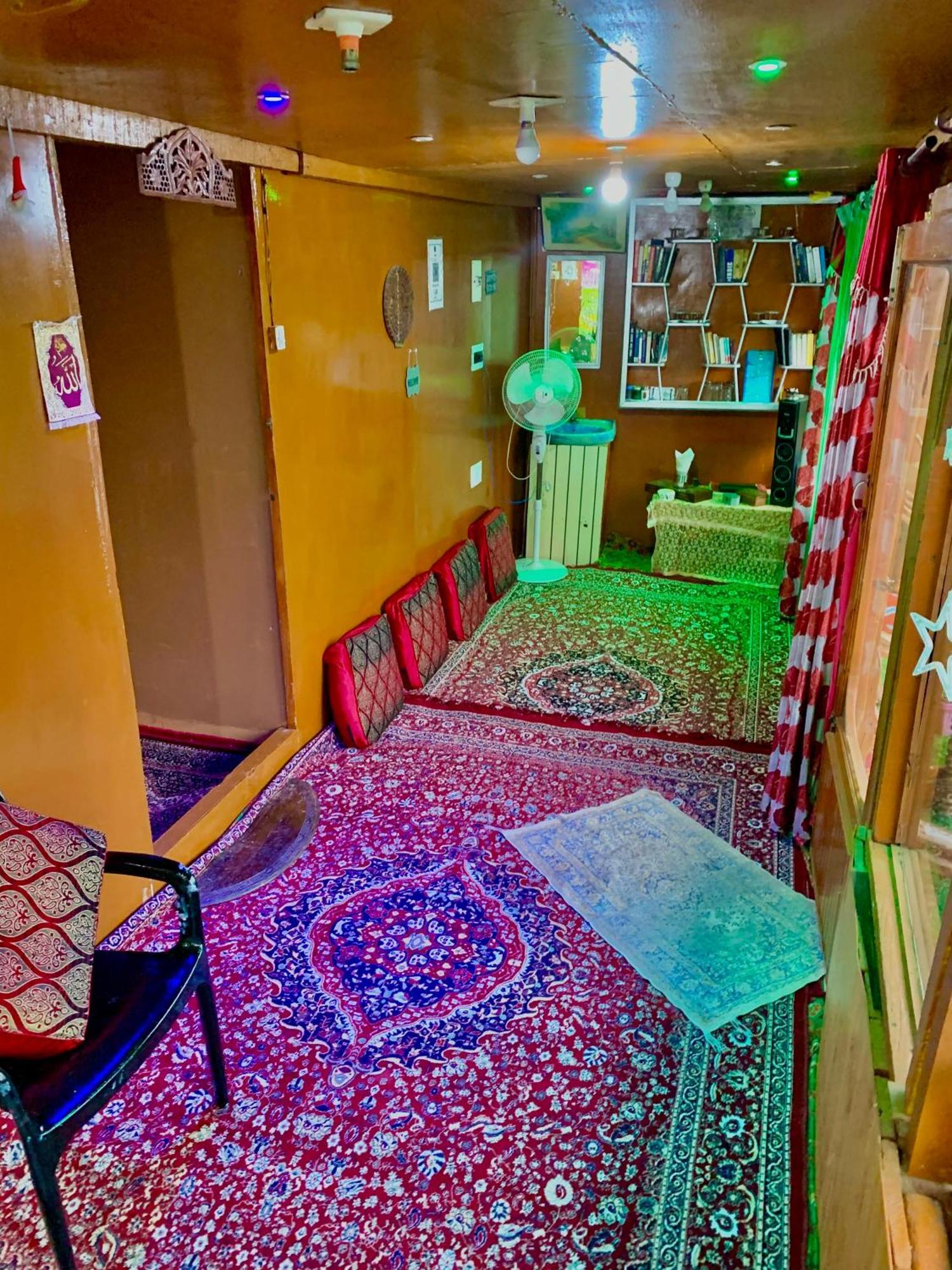 Botel Farooq Biloo Palace