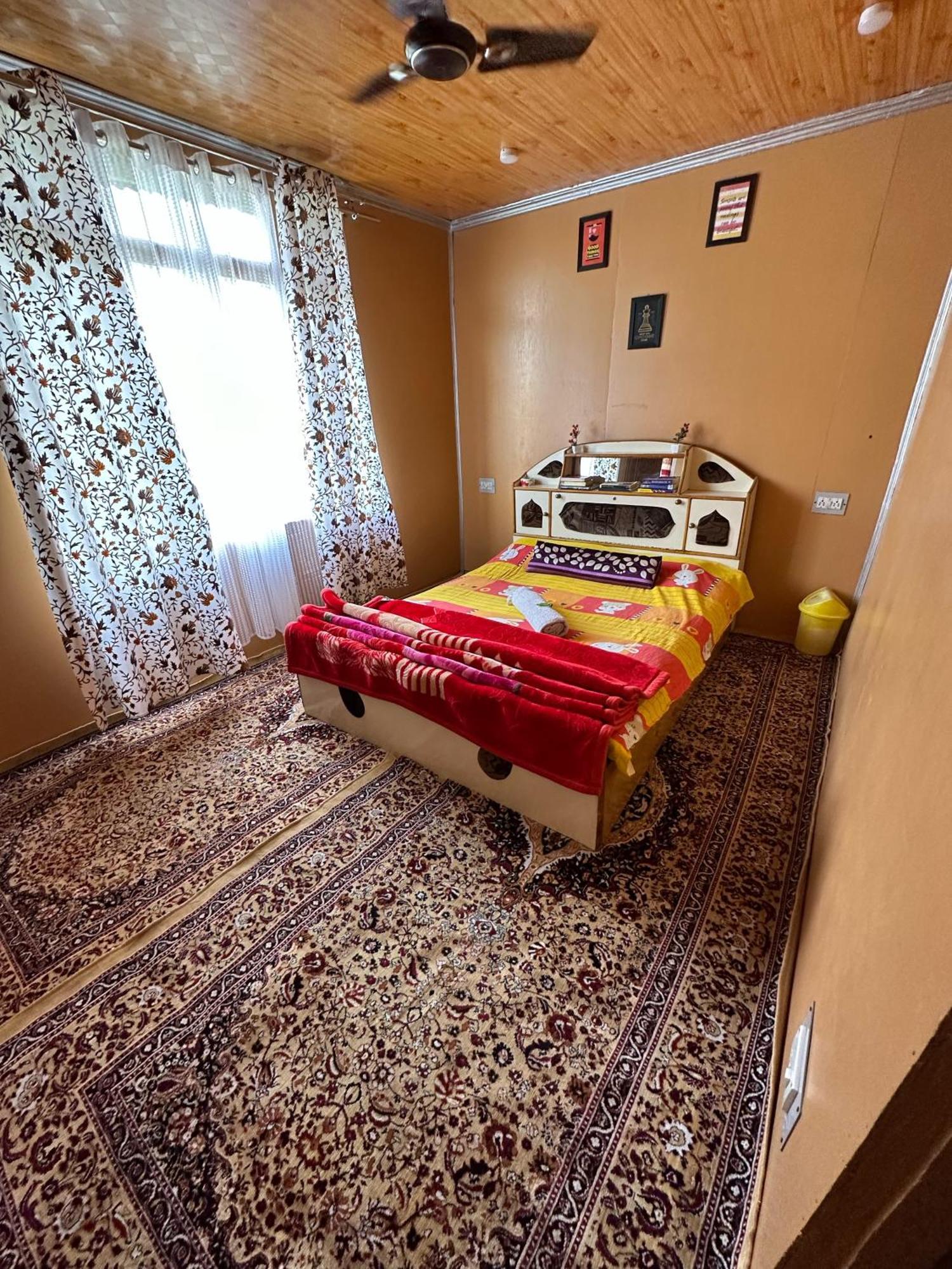 Botel Farooq Biloo Palace Srinagar (Jammu and Kashmir)
