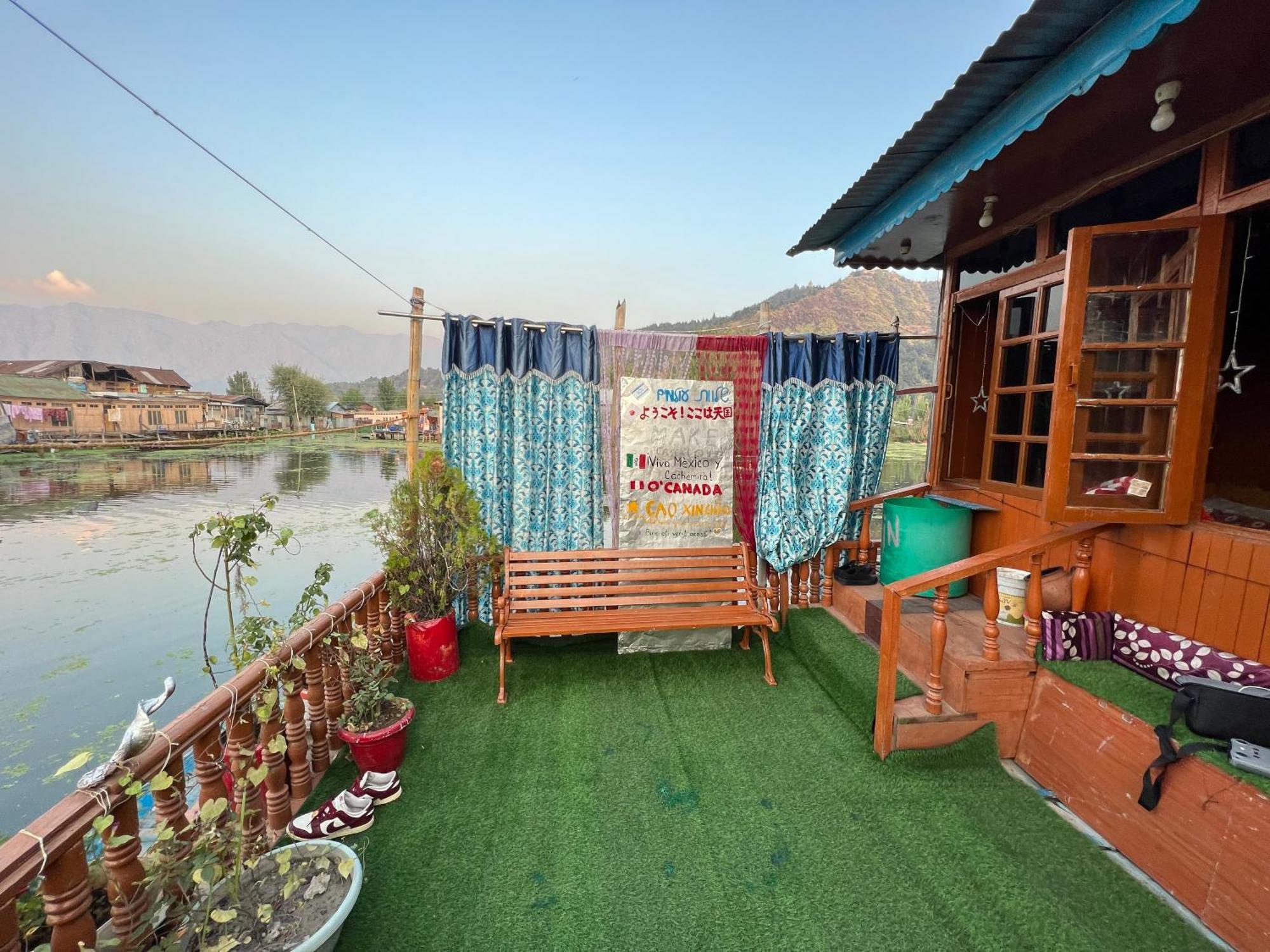 Botel Farooq Biloo Palace *