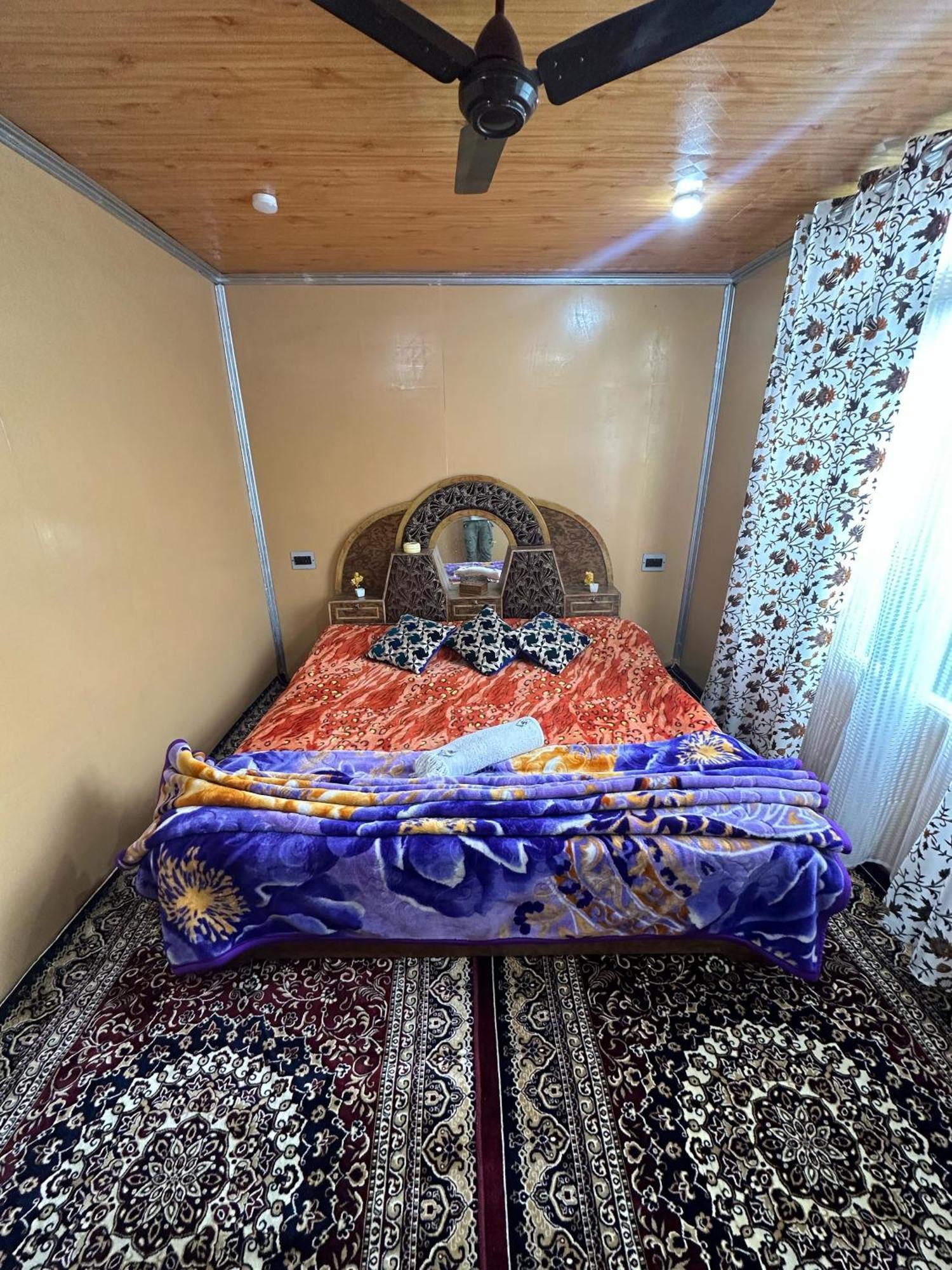 Botel Farooq Biloo Palace Srinagar (Jammu and Kashmir)