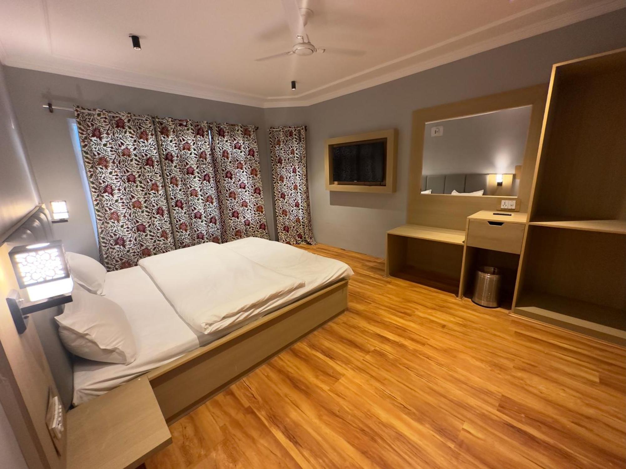 Silk Route Homestay *