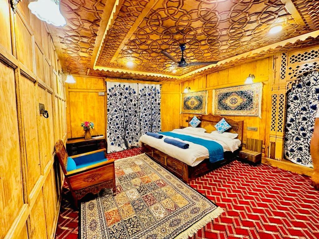 The Heritage Safina Group Of Houseboats Apartment *