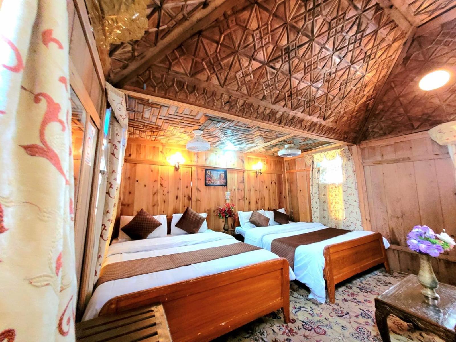 The Heritage Safina Group Of Houseboats Apartment *