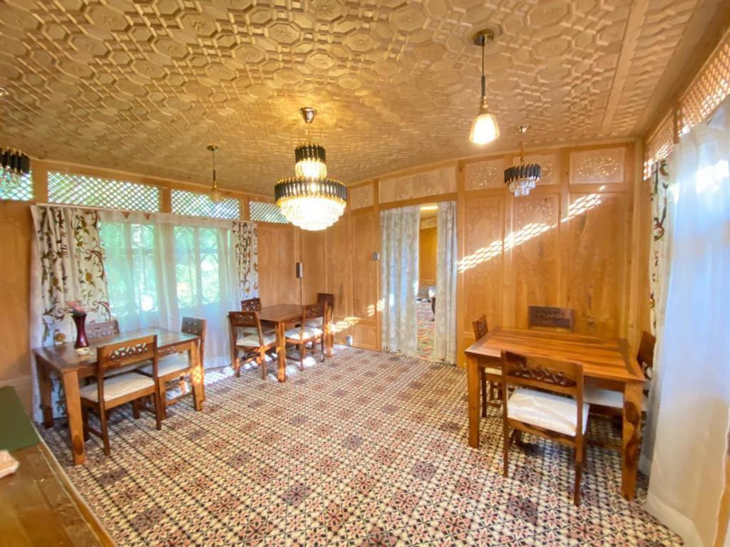 The Heritage Safina Group Of Houseboats Apartment Srinagar (Jammu and Kashmir)