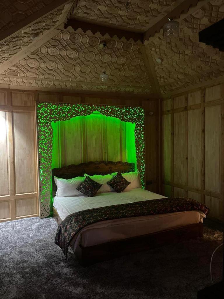The Heritage Safina Group Of Houseboats Apartment *