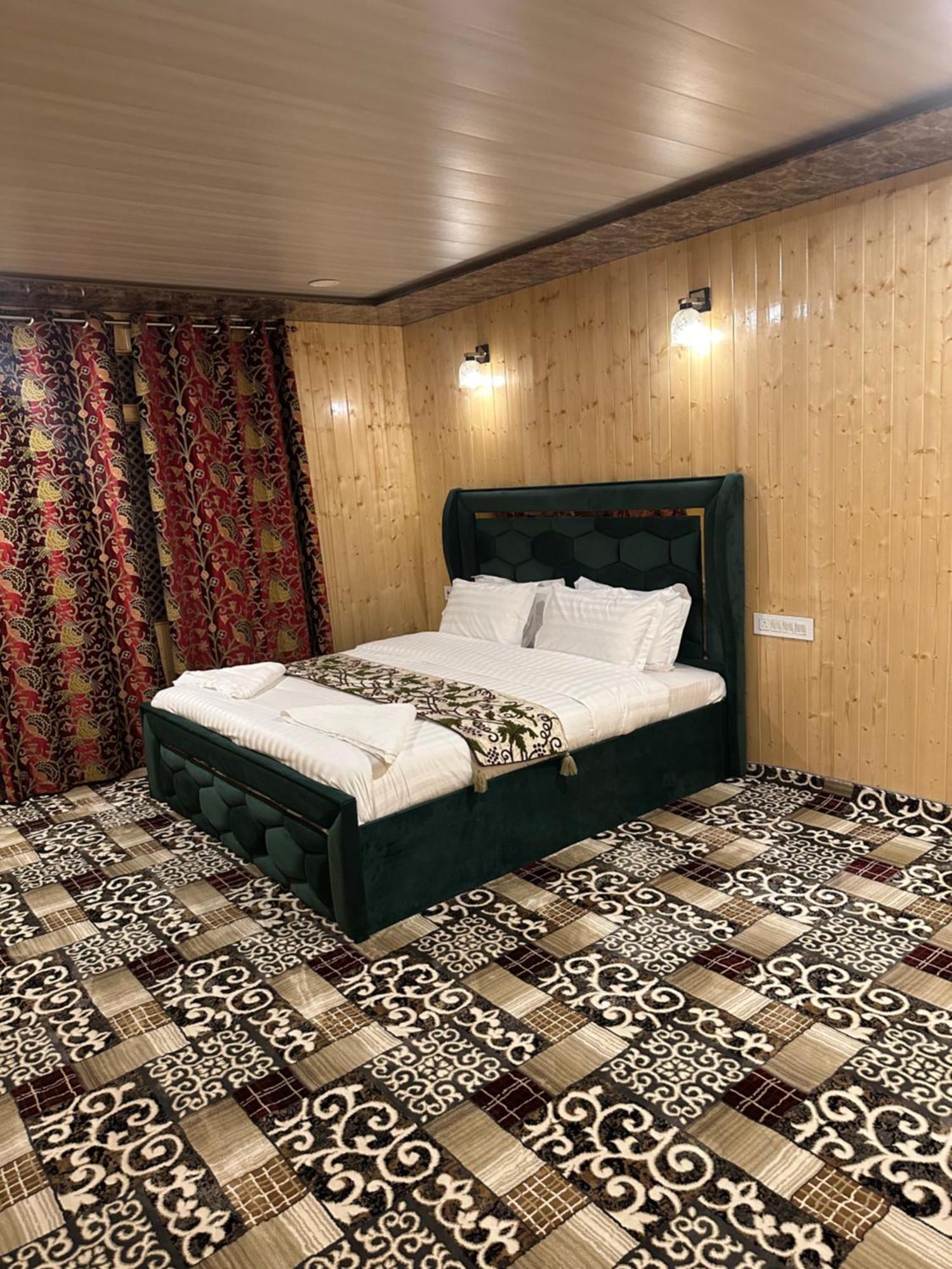 The Heritage Safina Group Of Houseboats *