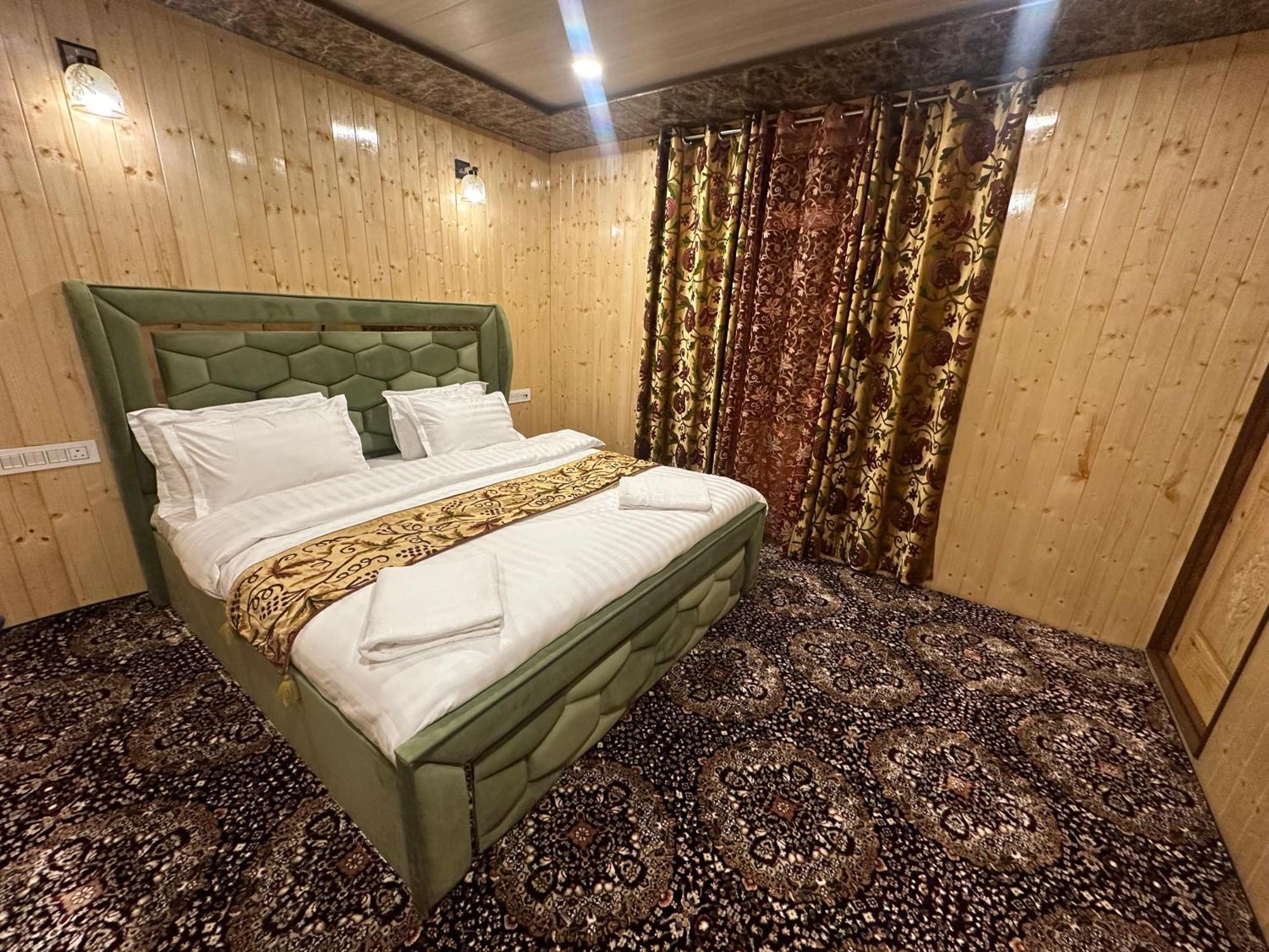 The Heritage Safina Group Of Houseboats *