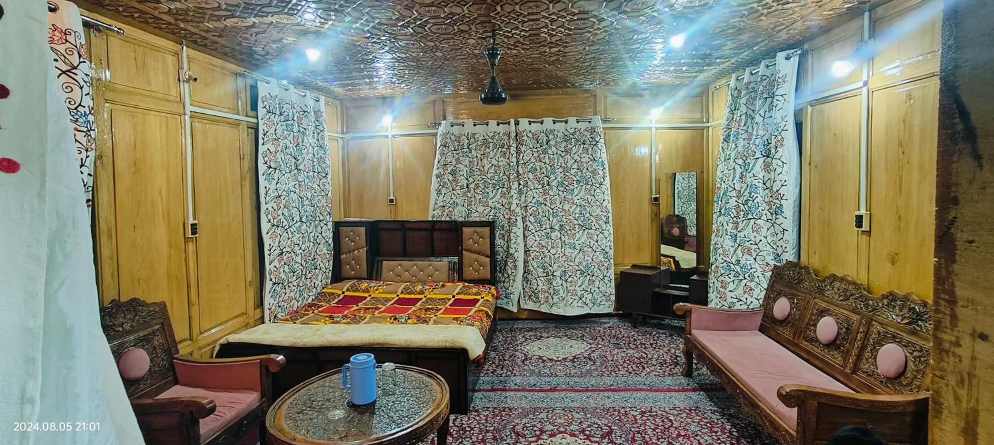 Houseboat Karima Palace Hotel