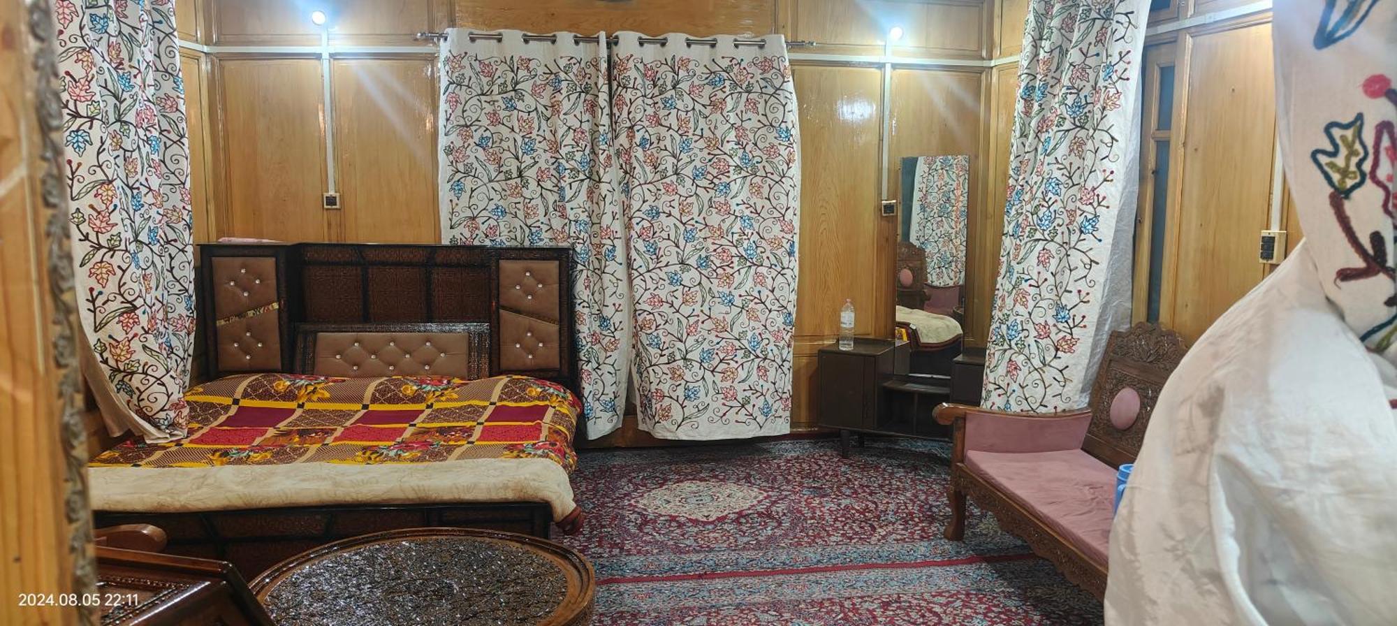 Hotel Houseboat Karima Palace Srinagar (Jammu and Kashmir)