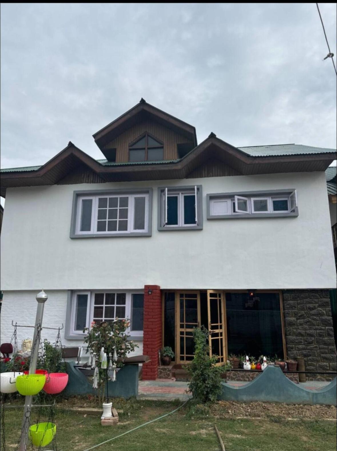 Nest * Srinagar (Jammu and Kashmir)