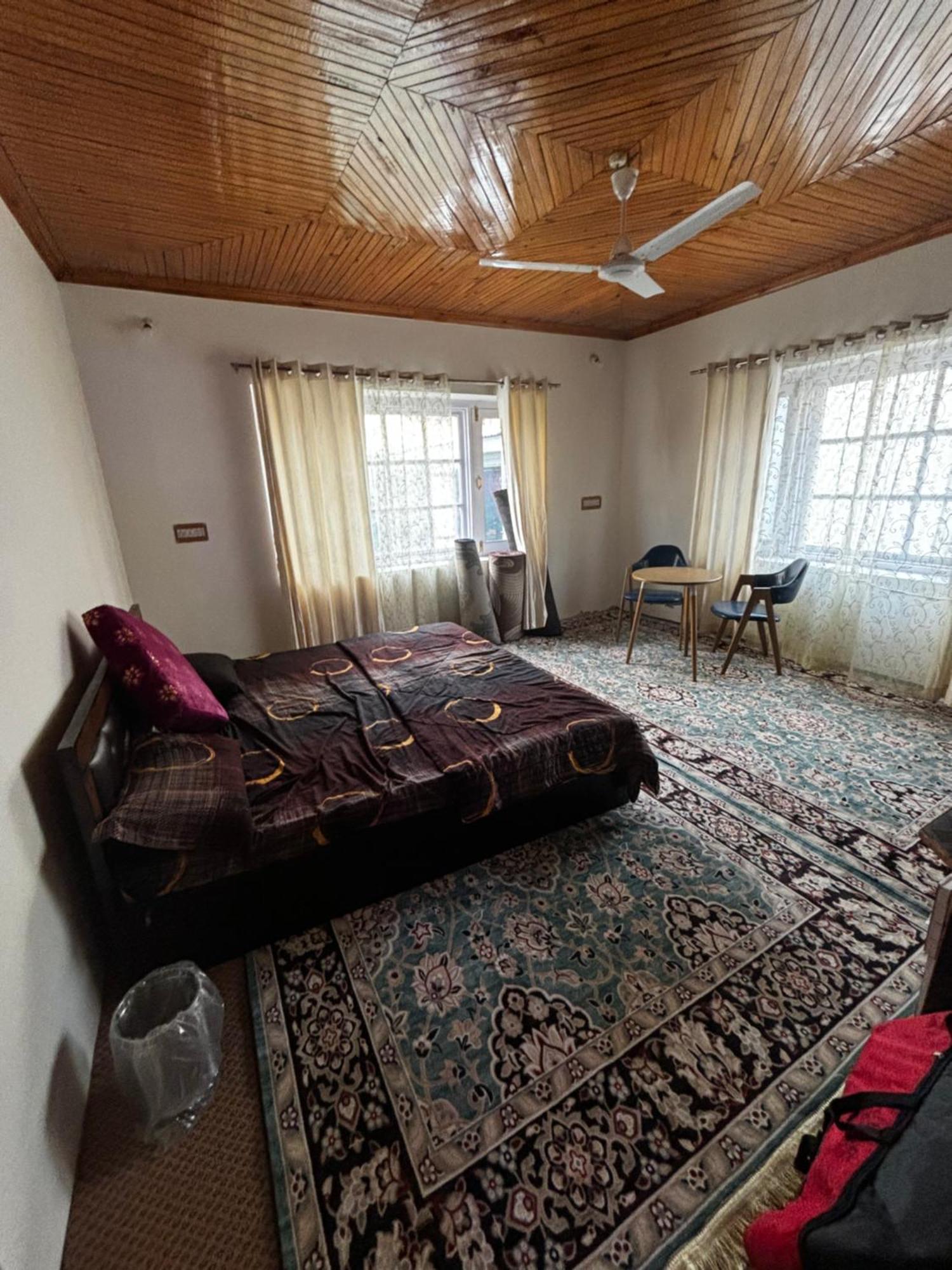 Nest * Srinagar (Jammu and Kashmir)