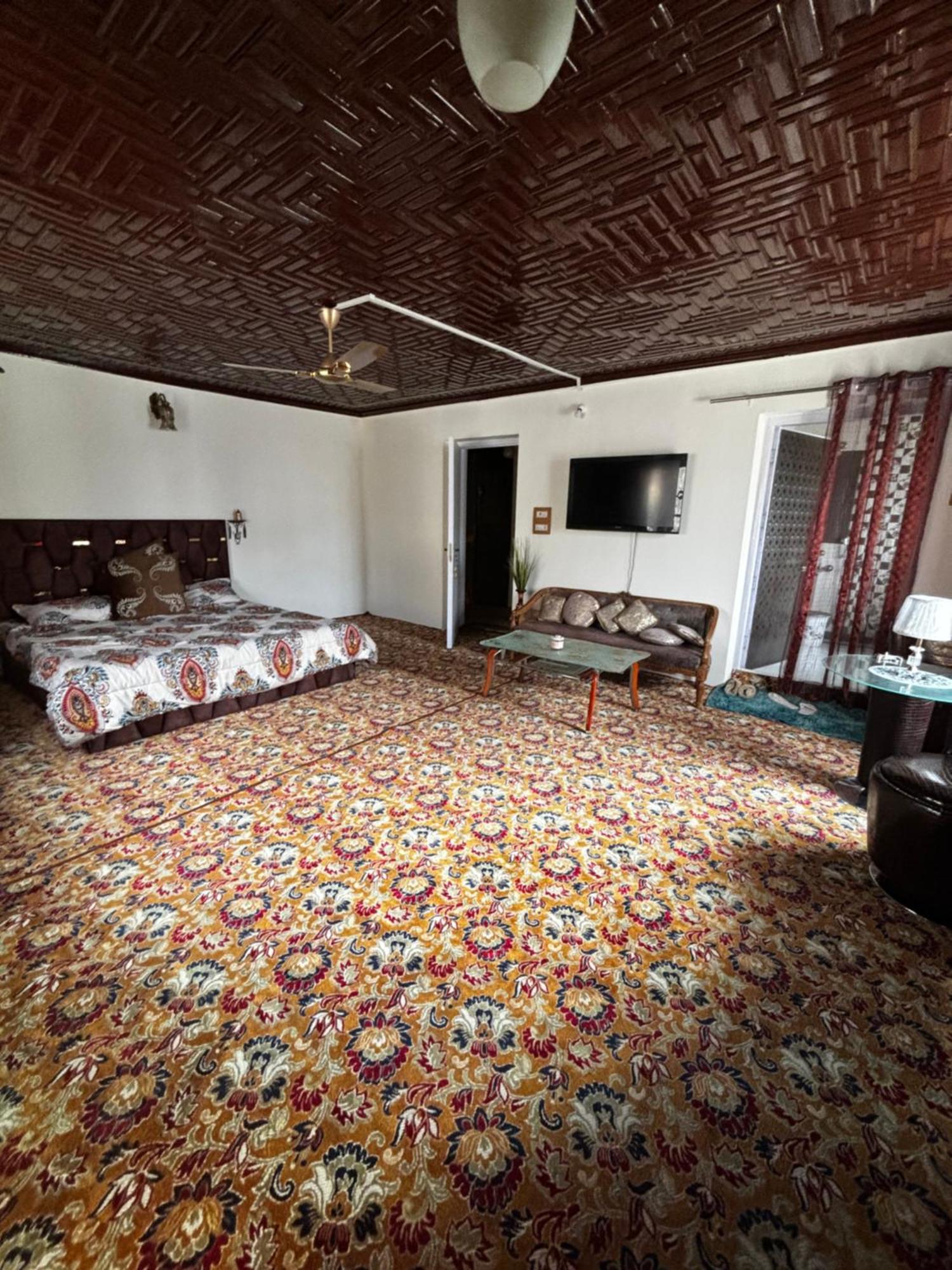 Nest * Srinagar (Jammu and Kashmir)