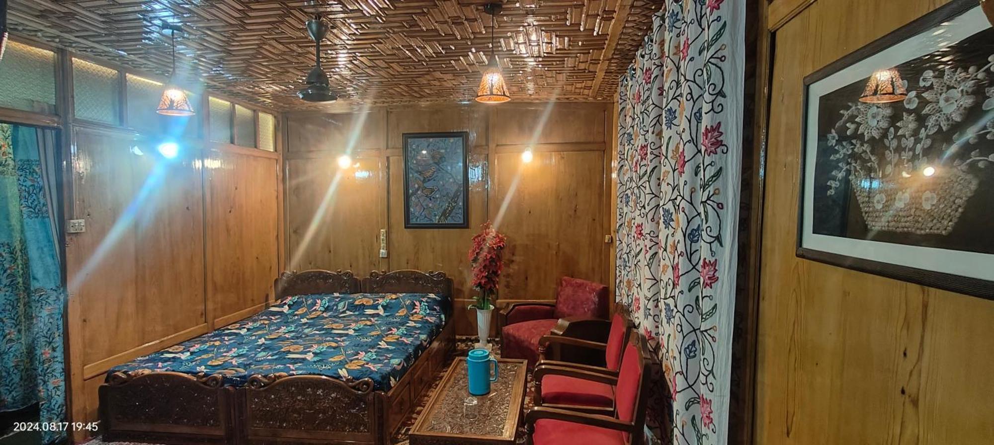 Hotel Houseboat Karima Palace Srinagar (Jammu and Kashmir)