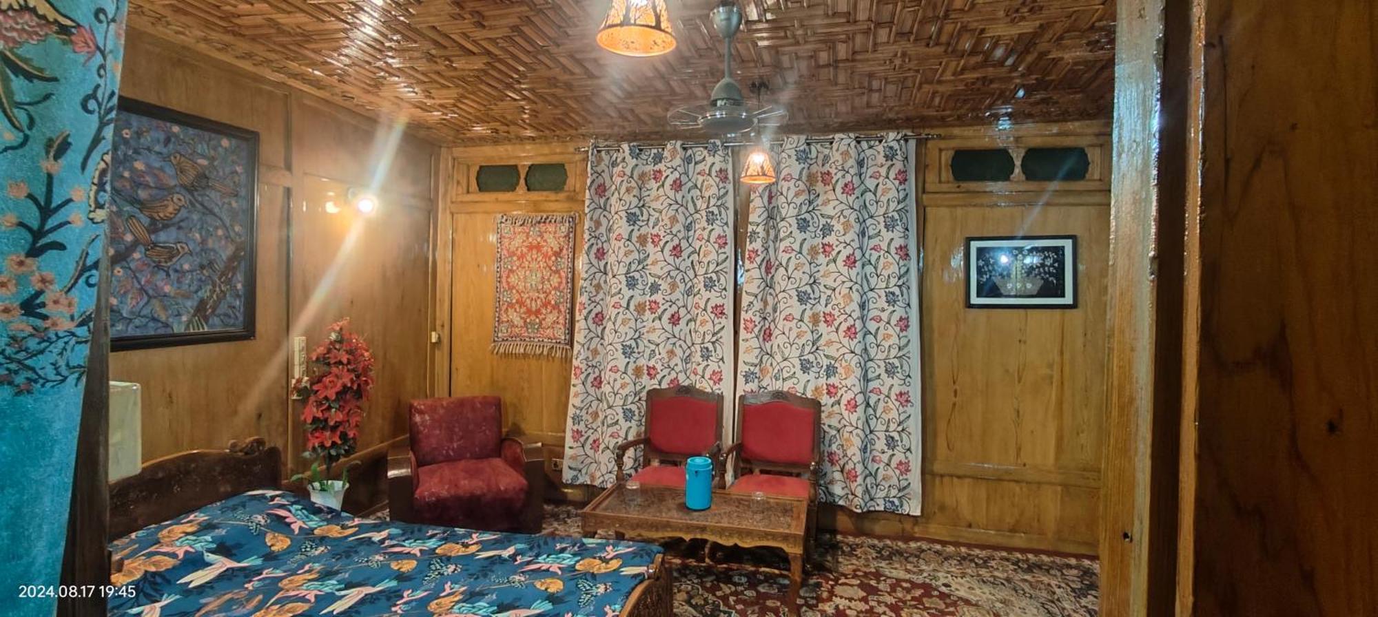 Houseboat Karima Palace